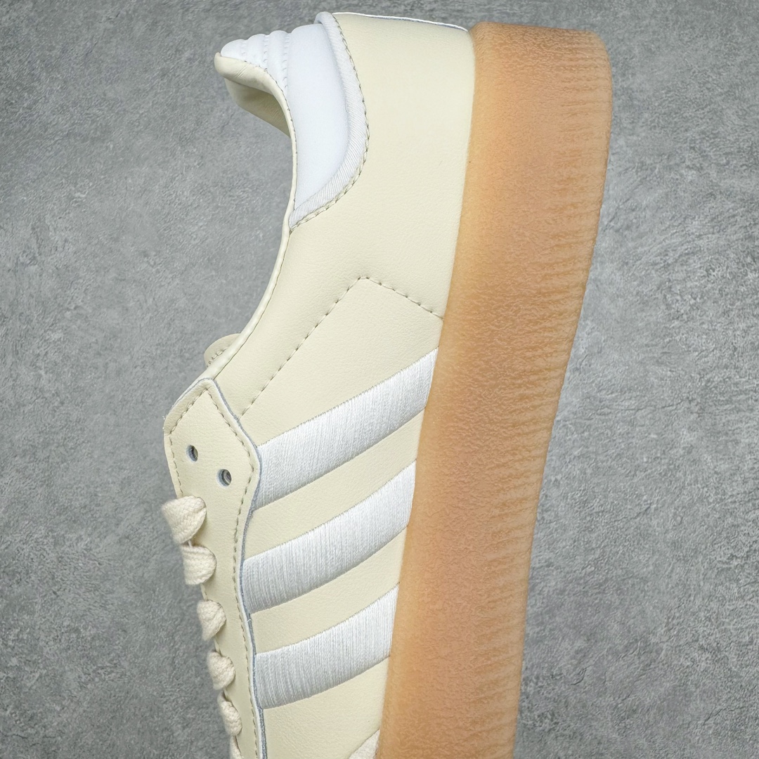 图片[7]-AD Samba XLG 桑巴舞加大厚底版系列德训风百搭松糕休闲运动板鞋生胶底 ID0434 自Originals Samba成功借势Blokecore风潮一跃成为街头巷尾的焦点鞋款后,不论是围绕Samba本身打造的各式「变种版本」,还是以Samba为蓝本打造联名鞋款,都成为了时尚潮流人士日常穿搭首选。Samba XLG是adidas Originals不断扩展XLG系列的一部分,旨在与年轻文化相契合,迎合那些希望通过个性时尚表达自我而不愿牺牲舒适度的年轻群体。街头时尚领域的Gen Z特别偏爱宽松的穿着风格。Samba XLG针对这一点做了创新。它在延续Samba OG经典设计的基础上,迎合年轻群体的穿着习惯,重塑为宽大的鞋身比例轮廓以及加厚中底,让消费者轻松展示自己独特的风格。全新的Samba XLG系列不仅迎合了当下年轻群体的穿搭习惯,加宽了鞋身比例以及将中底进一步增厚,在视觉比例上更加饱满,同时还保留了经典Samba的细节,这样一来,鞋迷朋友在穿搭上不仅能更加个性化,而且还能延续一定的复古感受。尺码：36 36⅔ 37⅓ 38 38⅔ 39⅓ 40 40⅔ 41⅓ 42 42⅔ 43⅓ 44 45-选品中心