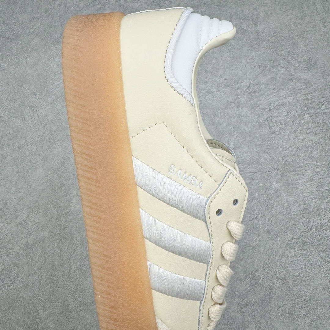 图片[6]-AD Samba XLG 桑巴舞加大厚底版系列德训风百搭松糕休闲运动板鞋生胶底 ID0434 自Originals Samba成功借势Blokecore风潮一跃成为街头巷尾的焦点鞋款后,不论是围绕Samba本身打造的各式「变种版本」,还是以Samba为蓝本打造联名鞋款,都成为了时尚潮流人士日常穿搭首选。Samba XLG是adidas Originals不断扩展XLG系列的一部分,旨在与年轻文化相契合,迎合那些希望通过个性时尚表达自我而不愿牺牲舒适度的年轻群体。街头时尚领域的Gen Z特别偏爱宽松的穿着风格。Samba XLG针对这一点做了创新。它在延续Samba OG经典设计的基础上,迎合年轻群体的穿着习惯,重塑为宽大的鞋身比例轮廓以及加厚中底,让消费者轻松展示自己独特的风格。全新的Samba XLG系列不仅迎合了当下年轻群体的穿搭习惯,加宽了鞋身比例以及将中底进一步增厚,在视觉比例上更加饱满,同时还保留了经典Samba的细节,这样一来,鞋迷朋友在穿搭上不仅能更加个性化,而且还能延续一定的复古感受。尺码：36 36⅔ 37⅓ 38 38⅔ 39⅓ 40 40⅔ 41⅓ 42 42⅔ 43⅓ 44 45-选品中心