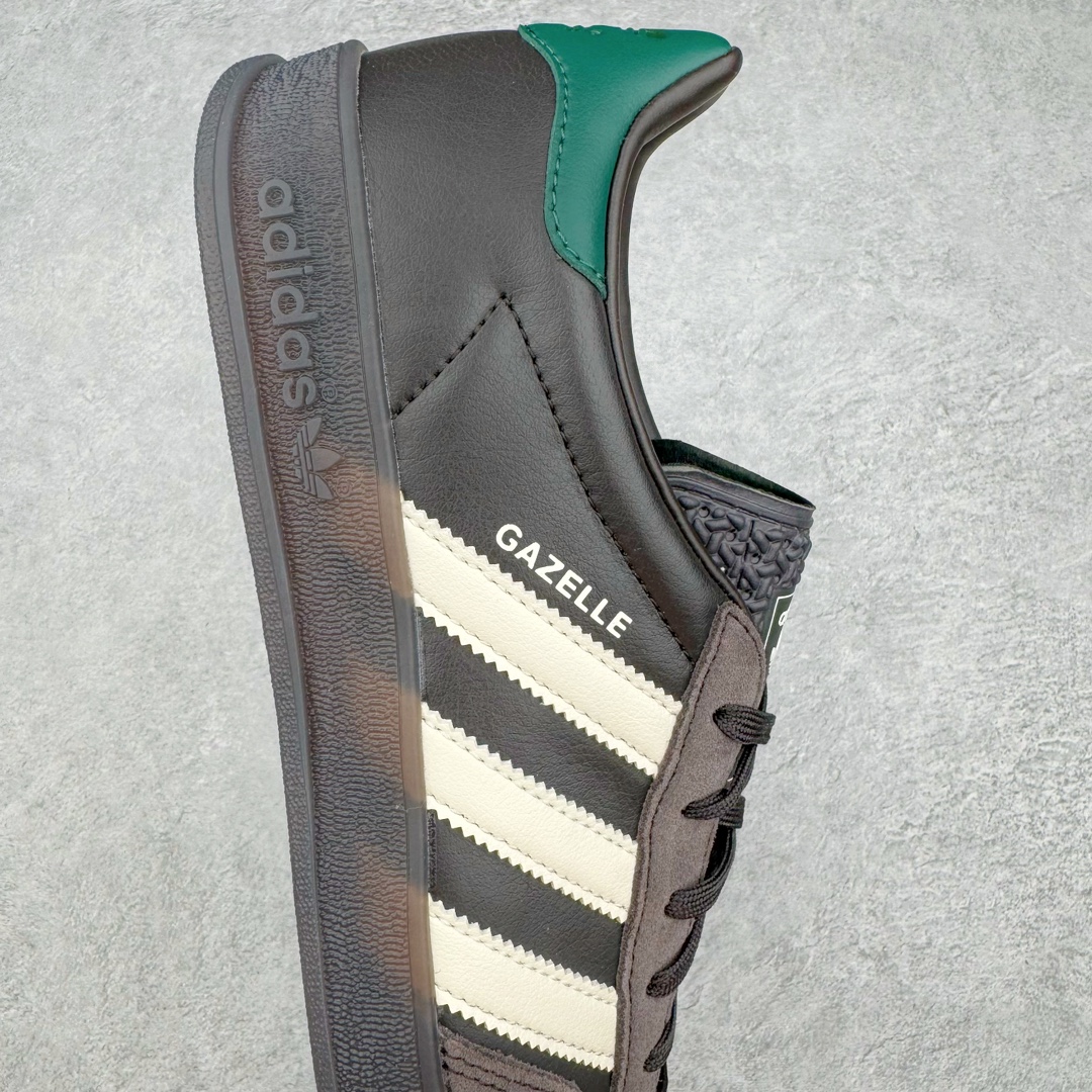 图片[6]-＃CS纯原 AD Original Gazelle Indoor Trainers 瞪羚室内鞋系列低帮复古百搭休闲运动德训风板鞋 黑棕 IH0374 高端零售特供批次 原厂定制长毛翻毛皮组合环保纤维革鞋面材质 内置环保海玻璃鞋垫 外置RB橡胶大底 产品品控稳定性领先行业 原厂全套原楦原纸板冲刀磨具开发 原厂皮料加持 原厂港宝加持定型后跟R度完美 将复古进行到底 简约流畅 三十年不变经典 这款Gazelle运动鞋 无论面料、配色、质感或设计 都只在重现其1991年原款的经典 皮革鞋面 撞色三条纹和鞋跟标的设计 力求呈现90年代的经典复古风潮 Samba火热的同时 也带动了其它的复古鞋型 Gazelle便是其中一只 Gazelle Indoor拥有包边更宽的T字型鞋头 更好的保护运动员的前掌 浓浓的复古氛围感 非常适合现在流行的Cleanfit风格 尺码：35.5 36 36.5 37.5 38 38.5 39 40 40.5 41 42 42.5 43 44 44.5 45 46-选品中心