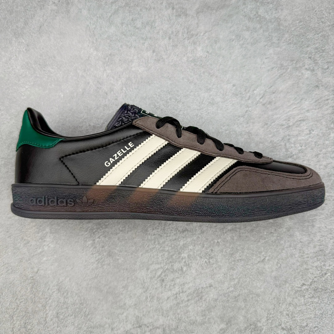 ＃CS纯原 AD Original Gazelle Indoor Trainers 瞪羚室内鞋系列低帮复古百搭休闲运动德训风板鞋 黑棕 IH0374 高端零售特供批次 原厂定制长毛翻毛皮组合环保纤维革鞋面材质 内置环保海玻璃鞋垫 外置RB橡胶大底 产品品控稳定性领先行业 原厂全套原楦原纸板冲刀磨具开发 原厂皮料加持 原厂港宝加持定型后跟R度完美 将复古进行到底 简约流畅 三十年不变经典 这款Gazelle运动鞋 无论面料、配色、质感或设计 都只在重现其1991年原款的经典 皮革鞋面 撞色三条纹和鞋跟标的设计 力求呈现90年代的经典复古风潮 Samba火热的同时 也带动了其它的复古鞋型 Gazelle便是其中一只 Gazelle Indoor拥有包边更宽的T字型鞋头 更好的保护运动员的前掌 浓浓的复古氛围感 非常适合现在流行的Cleanfit风格 尺码：35.5 36 36.5 37.5 38 38.5 39 40 40.5 41 42 42.5 43 44 44.5 45 46-选品中心