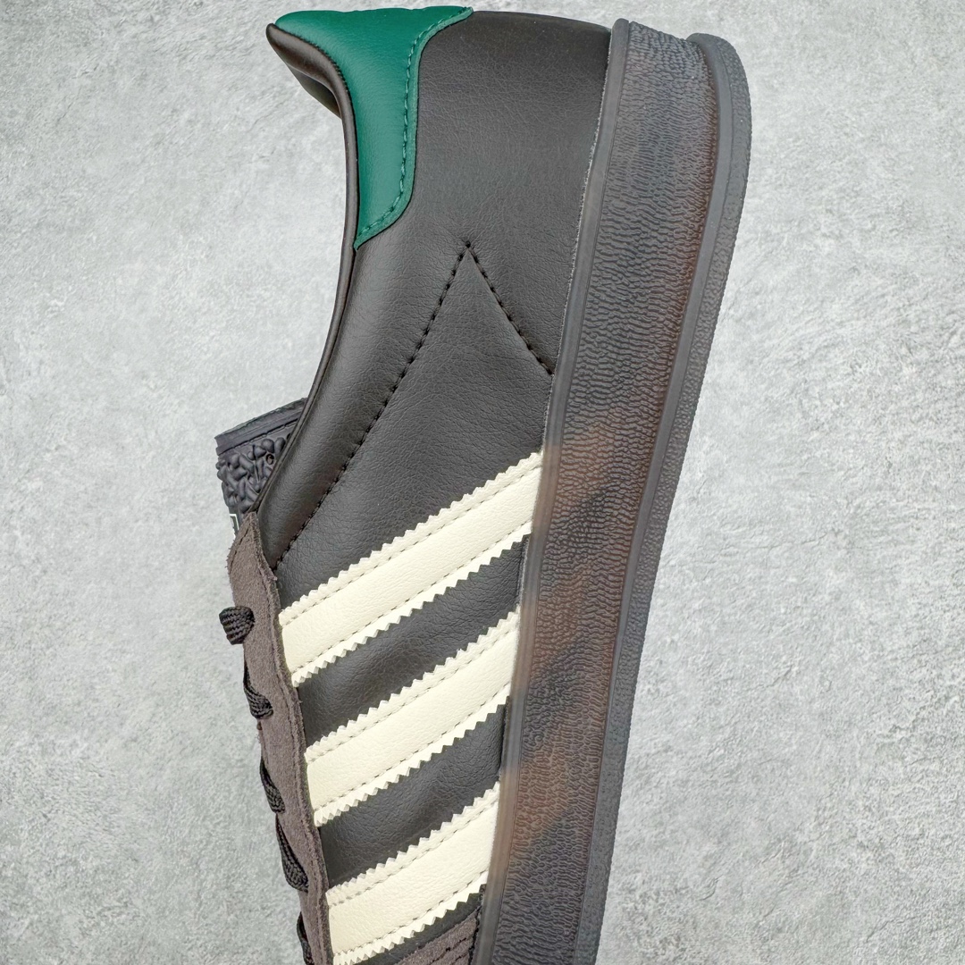 图片[7]-＃CS纯原 AD Original Gazelle Indoor Trainers 瞪羚室内鞋系列低帮复古百搭休闲运动德训风板鞋 黑棕 IH0374 高端零售特供批次 原厂定制长毛翻毛皮组合环保纤维革鞋面材质 内置环保海玻璃鞋垫 外置RB橡胶大底 产品品控稳定性领先行业 原厂全套原楦原纸板冲刀磨具开发 原厂皮料加持 原厂港宝加持定型后跟R度完美 将复古进行到底 简约流畅 三十年不变经典 这款Gazelle运动鞋 无论面料、配色、质感或设计 都只在重现其1991年原款的经典 皮革鞋面 撞色三条纹和鞋跟标的设计 力求呈现90年代的经典复古风潮 Samba火热的同时 也带动了其它的复古鞋型 Gazelle便是其中一只 Gazelle Indoor拥有包边更宽的T字型鞋头 更好的保护运动员的前掌 浓浓的复古氛围感 非常适合现在流行的Cleanfit风格 尺码：35.5 36 36.5 37.5 38 38.5 39 40 40.5 41 42 42.5 43 44 44.5 45 46-选品中心