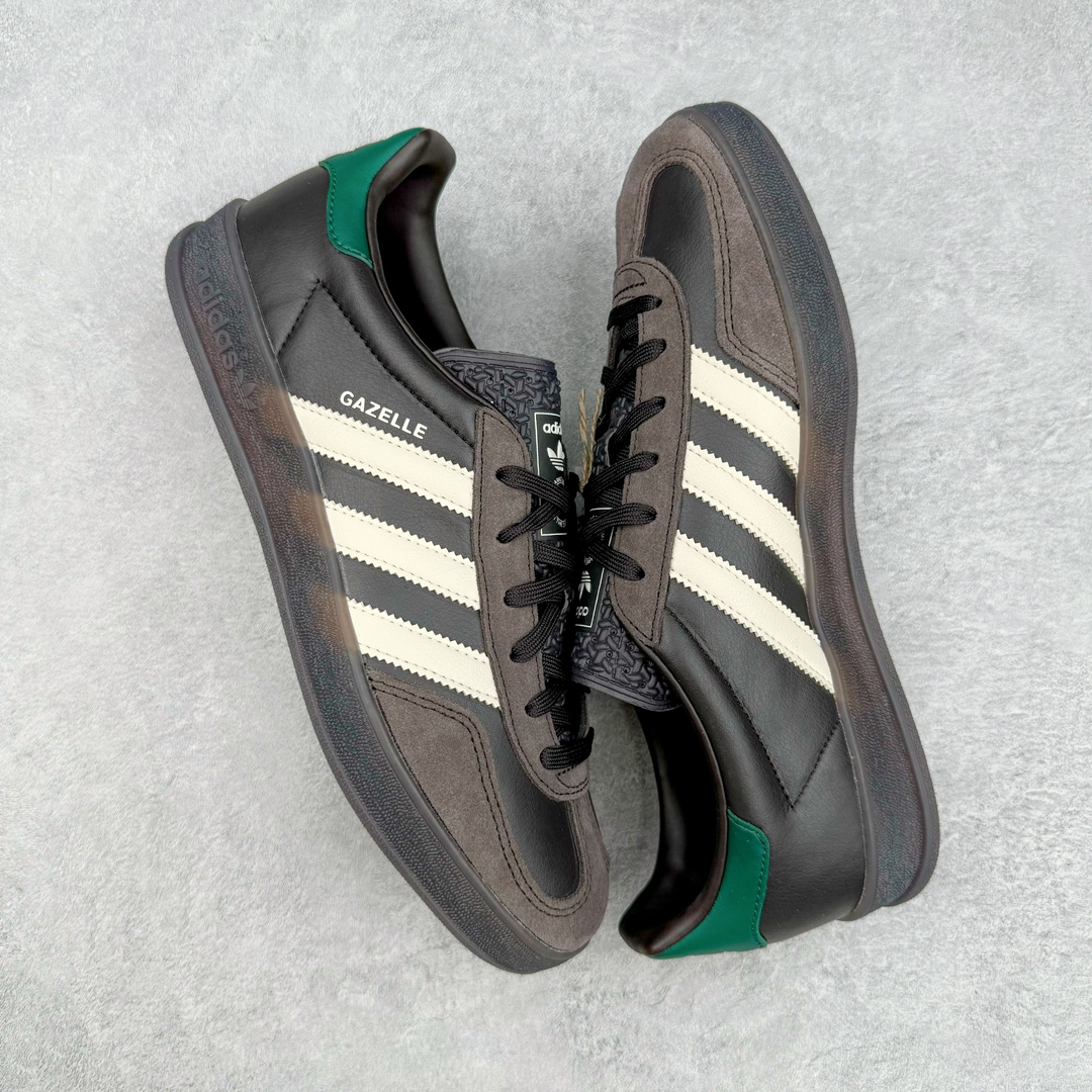图片[3]-＃CS纯原 AD Original Gazelle Indoor Trainers 瞪羚室内鞋系列低帮复古百搭休闲运动德训风板鞋 黑棕 IH0374 高端零售特供批次 原厂定制长毛翻毛皮组合环保纤维革鞋面材质 内置环保海玻璃鞋垫 外置RB橡胶大底 产品品控稳定性领先行业 原厂全套原楦原纸板冲刀磨具开发 原厂皮料加持 原厂港宝加持定型后跟R度完美 将复古进行到底 简约流畅 三十年不变经典 这款Gazelle运动鞋 无论面料、配色、质感或设计 都只在重现其1991年原款的经典 皮革鞋面 撞色三条纹和鞋跟标的设计 力求呈现90年代的经典复古风潮 Samba火热的同时 也带动了其它的复古鞋型 Gazelle便是其中一只 Gazelle Indoor拥有包边更宽的T字型鞋头 更好的保护运动员的前掌 浓浓的复古氛围感 非常适合现在流行的Cleanfit风格 尺码：35.5 36 36.5 37.5 38 38.5 39 40 40.5 41 42 42.5 43 44 44.5 45 46-选品中心