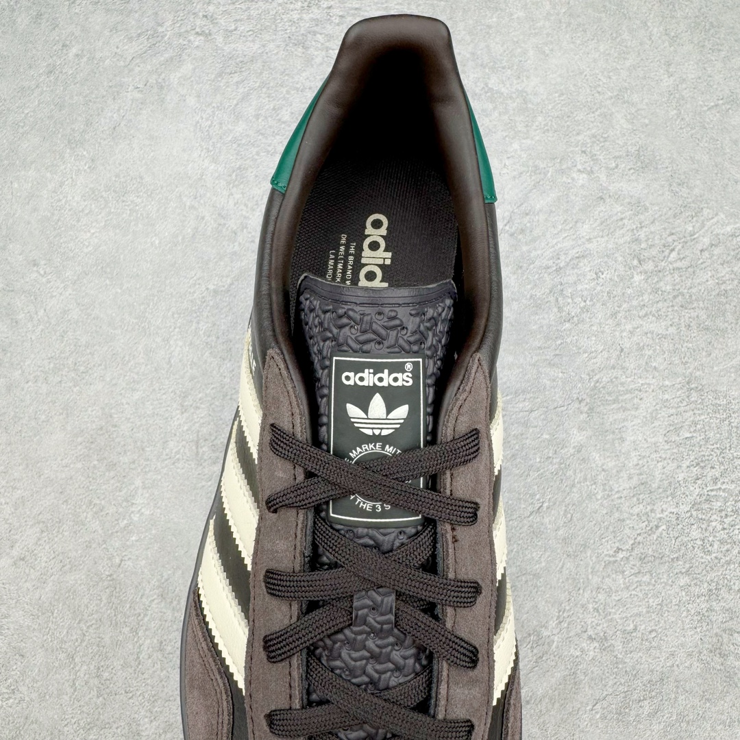 图片[5]-＃CS纯原 AD Original Gazelle Indoor Trainers 瞪羚室内鞋系列低帮复古百搭休闲运动德训风板鞋 黑棕 IH0374 高端零售特供批次 原厂定制长毛翻毛皮组合环保纤维革鞋面材质 内置环保海玻璃鞋垫 外置RB橡胶大底 产品品控稳定性领先行业 原厂全套原楦原纸板冲刀磨具开发 原厂皮料加持 原厂港宝加持定型后跟R度完美 将复古进行到底 简约流畅 三十年不变经典 这款Gazelle运动鞋 无论面料、配色、质感或设计 都只在重现其1991年原款的经典 皮革鞋面 撞色三条纹和鞋跟标的设计 力求呈现90年代的经典复古风潮 Samba火热的同时 也带动了其它的复古鞋型 Gazelle便是其中一只 Gazelle Indoor拥有包边更宽的T字型鞋头 更好的保护运动员的前掌 浓浓的复古氛围感 非常适合现在流行的Cleanfit风格 尺码：35.5 36 36.5 37.5 38 38.5 39 40 40.5 41 42 42.5 43 44 44.5 45 46-选品中心