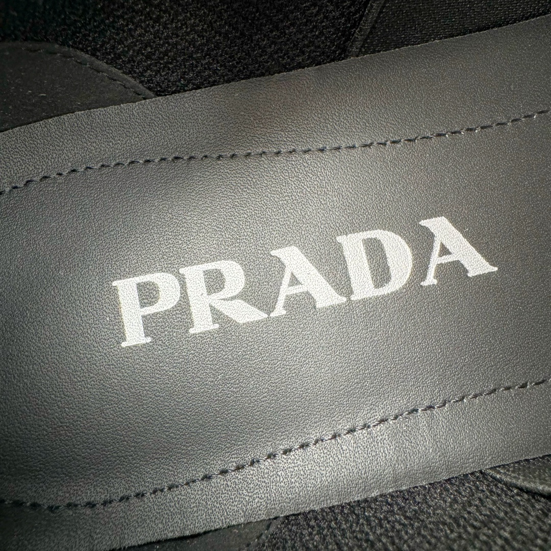 图片[11]-＃GD广顶 Prada Systeme 普拉达亮面皮革休闲时尚生活运动鞋 以现代手法重塑经典风格隐藏式鞋带造就简洁外观全手工缝制体现品牌匠人精神轻便的鞋底充满运动感 尺码：39 40 41 42 43 44 45-选品中心