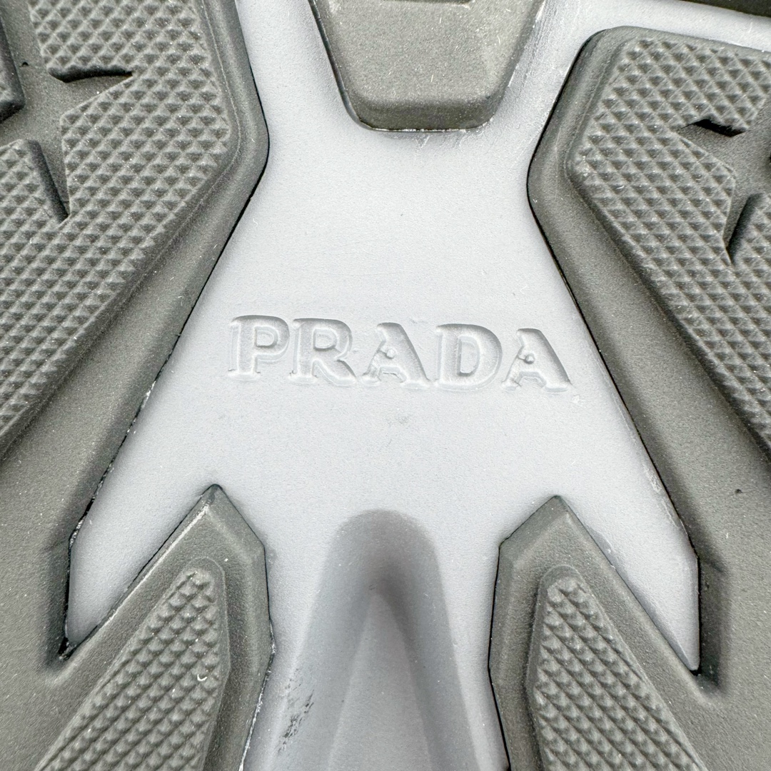 图片[13]-＃GD广顶 Prada Systeme 普拉达亮面皮革休闲时尚生活运动鞋 以现代手法重塑经典风格隐藏式鞋带造就简洁外观全手工缝制体现品牌匠人精神轻便的鞋底充满运动感 尺码：39 40 41 42 43 44 45-选品中心