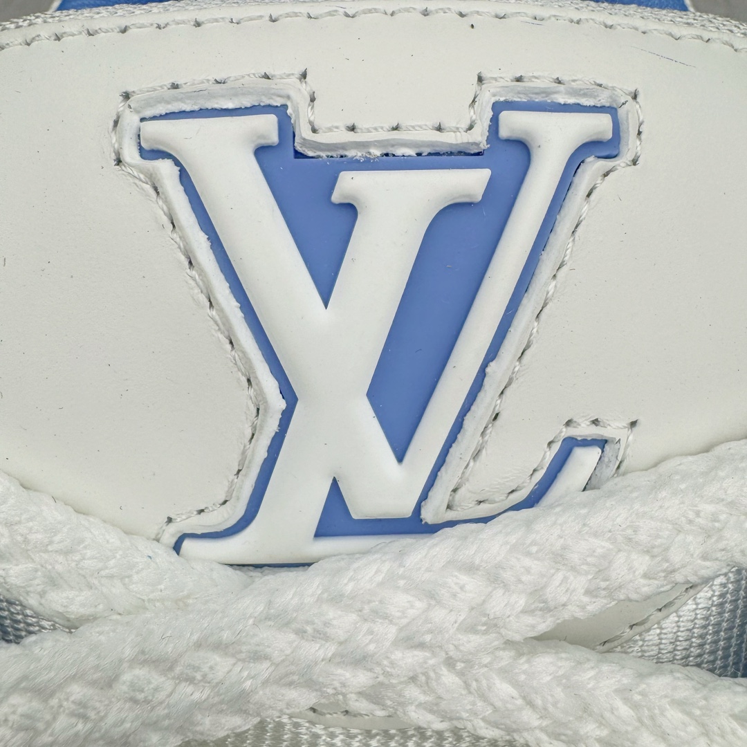 图片[10]-＃GD广顶 Louis Vuitton Trainer Maxi路易威登时装走秀运动时尚板鞋 小胖丁面包鞋 外贸零售特供批次 2023全新纸板数据 印花高频效果碾压市面 市售天花板产物 耗时半年巨作 全套原厂新版原纸板楦头开发 原厂特供皮料加持 市场所有版本中综合最强的货品 GD实力大厂出品 全网最全配色更新最快 最成熟的做工稳定的品控 完美鞋型超高的清洁度 零毛边线头瑕疵 全套原楦原纸版原鞋开模 全网最具灵魂的版型 正确原装黄色鞋盒 正确中底印花 鞋面印花3D高频深度立体 全鞋电脑针车 紧密相连 针距密度一致 环保乳胶注塑鞋垫 厚度脚感还原原版 皮面裁剪部位 统一油边封口工艺 原装橡胶大底含胶量大底组合零偏差 专柜全套包装 防尘袋 说明书 质保卡 男女鞋 尺码：35 36 37 38 39 40 41 42 43 44 45-选品中心