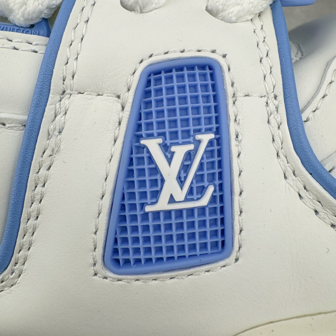 图片[13]-＃GD广顶 Louis Vuitton Trainer Maxi路易威登时装走秀运动时尚板鞋 小胖丁面包鞋 外贸零售特供批次 2023全新纸板数据 印花高频效果碾压市面 市售天花板产物 耗时半年巨作 全套原厂新版原纸板楦头开发 原厂特供皮料加持 市场所有版本中综合最强的货品 GD实力大厂出品 全网最全配色更新最快 最成熟的做工稳定的品控 完美鞋型超高的清洁度 零毛边线头瑕疵 全套原楦原纸版原鞋开模 全网最具灵魂的版型 正确原装黄色鞋盒 正确中底印花 鞋面印花3D高频深度立体 全鞋电脑针车 紧密相连 针距密度一致 环保乳胶注塑鞋垫 厚度脚感还原原版 皮面裁剪部位 统一油边封口工艺 原装橡胶大底含胶量大底组合零偏差 专柜全套包装 防尘袋 说明书 质保卡 男女鞋 尺码：35 36 37 38 39 40 41 42 43 44 45-选品中心