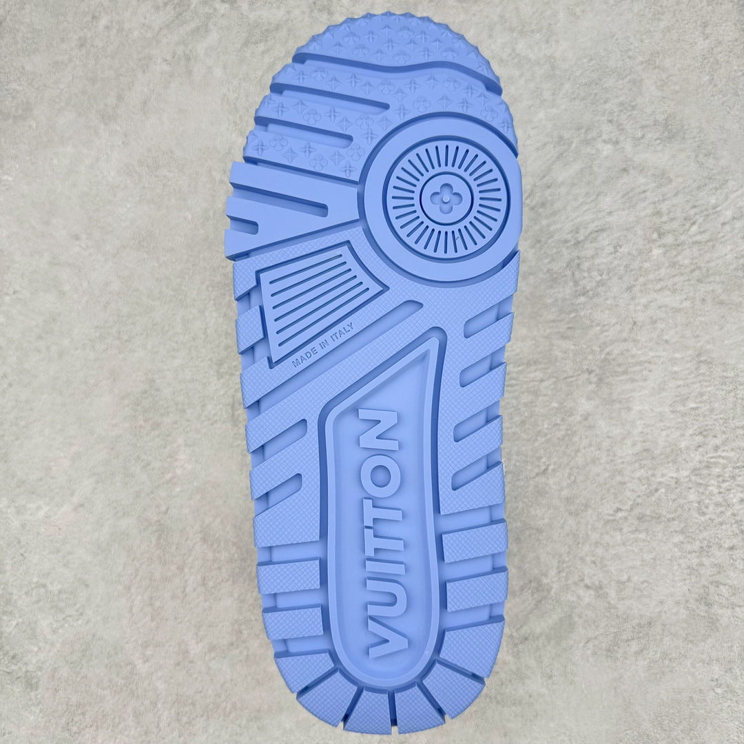 图片[9]-＃GD广顶 Louis Vuitton Trainer Maxi路易威登时装走秀运动时尚板鞋 小胖丁面包鞋 外贸零售特供批次 2023全新纸板数据 印花高频效果碾压市面 市售天花板产物 耗时半年巨作 全套原厂新版原纸板楦头开发 原厂特供皮料加持 市场所有版本中综合最强的货品 GD实力大厂出品 全网最全配色更新最快 最成熟的做工稳定的品控 完美鞋型超高的清洁度 零毛边线头瑕疵 全套原楦原纸版原鞋开模 全网最具灵魂的版型 正确原装黄色鞋盒 正确中底印花 鞋面印花3D高频深度立体 全鞋电脑针车 紧密相连 针距密度一致 环保乳胶注塑鞋垫 厚度脚感还原原版 皮面裁剪部位 统一油边封口工艺 原装橡胶大底含胶量大底组合零偏差 专柜全套包装 防尘袋 说明书 质保卡 男女鞋 尺码：35 36 37 38 39 40 41 42 43 44 45-选品中心