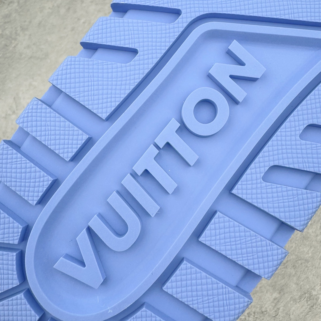 图片[16]-＃GD广顶 Louis Vuitton Trainer Maxi路易威登时装走秀运动时尚板鞋 小胖丁面包鞋 外贸零售特供批次 2023全新纸板数据 印花高频效果碾压市面 市售天花板产物 耗时半年巨作 全套原厂新版原纸板楦头开发 原厂特供皮料加持 市场所有版本中综合最强的货品 GD实力大厂出品 全网最全配色更新最快 最成熟的做工稳定的品控 完美鞋型超高的清洁度 零毛边线头瑕疵 全套原楦原纸版原鞋开模 全网最具灵魂的版型 正确原装黄色鞋盒 正确中底印花 鞋面印花3D高频深度立体 全鞋电脑针车 紧密相连 针距密度一致 环保乳胶注塑鞋垫 厚度脚感还原原版 皮面裁剪部位 统一油边封口工艺 原装橡胶大底含胶量大底组合零偏差 专柜全套包装 防尘袋 说明书 质保卡 男女鞋 尺码：35 36 37 38 39 40 41 42 43 44 45-选品中心