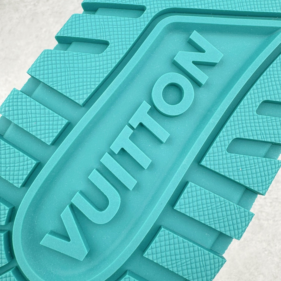 图片[20]-＃GD广顶 Louis Vuitton Trainer Maxi路易威登时装走秀运动时尚板鞋 小胖丁面包鞋 外贸零售特供批次 2023全新纸板数据 印花高频效果碾压市面 市售天花板产物 耗时半年巨作 全套原厂新版原纸板楦头开发 原厂特供皮料加持 市场所有版本中综合最强的货品 GD实力大厂出品 全网最全配色更新最快 最成熟的做工稳定的品控 完美鞋型超高的清洁度 零毛边线头瑕疵 全套原楦原纸版原鞋开模 全网最具灵魂的版型 正确原装黄色鞋盒 正确中底印花 鞋面印花3D高频深度立体 全鞋电脑针车 紧密相连 针距密度一致 环保乳胶注塑鞋垫 厚度脚感还原原版 皮面裁剪部位 统一油边封口工艺 原装橡胶大底含胶量大底组合零偏差 专柜全套包装 防尘袋 说明书 质保卡 男女鞋 尺码：35 36 37 38 39 40 41 42 43 44 45-选品中心