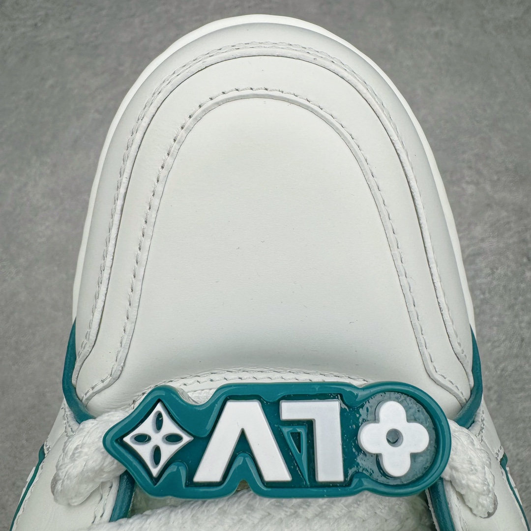 图片[16]-＃GD广顶 Louis Vuitton Trainer Maxi路易威登时装走秀运动时尚板鞋 小胖丁面包鞋 外贸零售特供批次 2023全新纸板数据 印花高频效果碾压市面 市售天花板产物 耗时半年巨作 全套原厂新版原纸板楦头开发 原厂特供皮料加持 市场所有版本中综合最强的货品 GD实力大厂出品 全网最全配色更新最快 最成熟的做工稳定的品控 完美鞋型超高的清洁度 零毛边线头瑕疵 全套原楦原纸版原鞋开模 全网最具灵魂的版型 正确原装黄色鞋盒 正确中底印花 鞋面印花3D高频深度立体 全鞋电脑针车 紧密相连 针距密度一致 环保乳胶注塑鞋垫 厚度脚感还原原版 皮面裁剪部位 统一油边封口工艺 原装橡胶大底含胶量大底组合零偏差 专柜全套包装 防尘袋 说明书 质保卡 男女鞋 尺码：35 36 37 38 39 40 41 42 43 44 45-选品中心