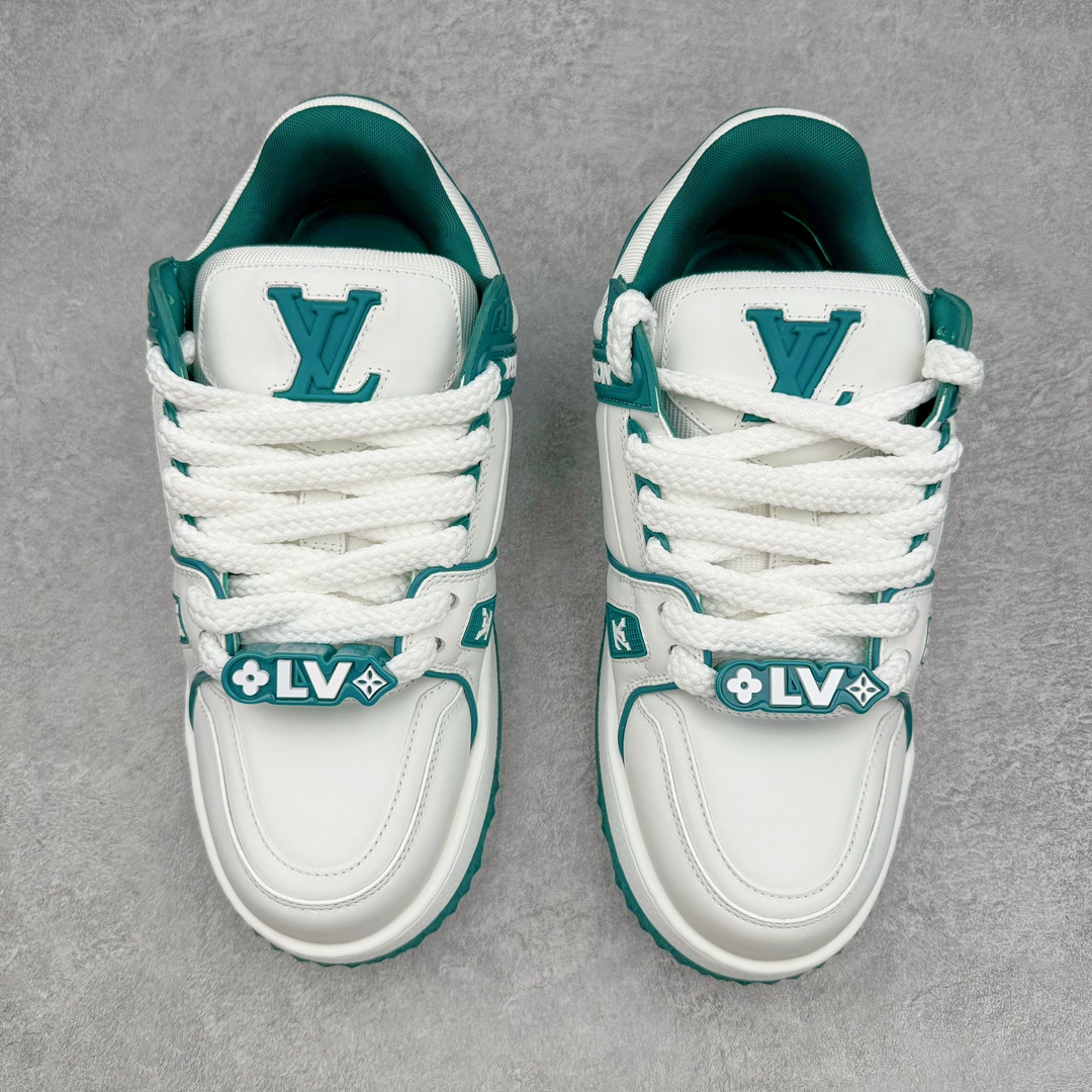 图片[2]-＃GD广顶 Louis Vuitton Trainer Maxi路易威登时装走秀运动时尚板鞋 小胖丁面包鞋 外贸零售特供批次 2023全新纸板数据 印花高频效果碾压市面 市售天花板产物 耗时半年巨作 全套原厂新版原纸板楦头开发 原厂特供皮料加持 市场所有版本中综合最强的货品 GD实力大厂出品 全网最全配色更新最快 最成熟的做工稳定的品控 完美鞋型超高的清洁度 零毛边线头瑕疵 全套原楦原纸版原鞋开模 全网最具灵魂的版型 正确原装黄色鞋盒 正确中底印花 鞋面印花3D高频深度立体 全鞋电脑针车 紧密相连 针距密度一致 环保乳胶注塑鞋垫 厚度脚感还原原版 皮面裁剪部位 统一油边封口工艺 原装橡胶大底含胶量大底组合零偏差 专柜全套包装 防尘袋 说明书 质保卡 男女鞋 尺码：35 36 37 38 39 40 41 42 43 44 45-选品中心