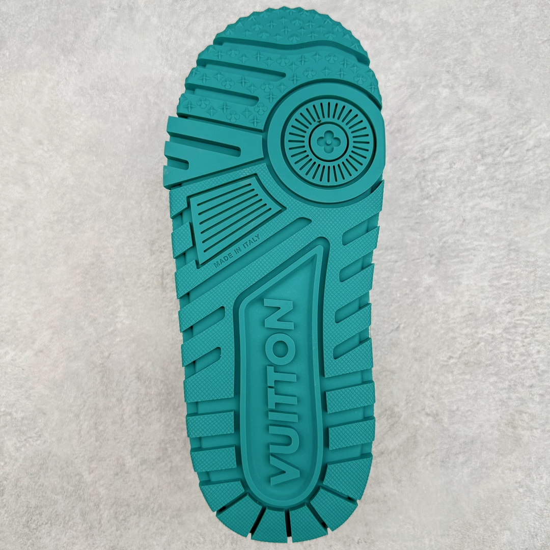 图片[9]-＃GD广顶 Louis Vuitton Trainer Maxi路易威登时装走秀运动时尚板鞋 小胖丁面包鞋 外贸零售特供批次 2023全新纸板数据 印花高频效果碾压市面 市售天花板产物 耗时半年巨作 全套原厂新版原纸板楦头开发 原厂特供皮料加持 市场所有版本中综合最强的货品 GD实力大厂出品 全网最全配色更新最快 最成熟的做工稳定的品控 完美鞋型超高的清洁度 零毛边线头瑕疵 全套原楦原纸版原鞋开模 全网最具灵魂的版型 正确原装黄色鞋盒 正确中底印花 鞋面印花3D高频深度立体 全鞋电脑针车 紧密相连 针距密度一致 环保乳胶注塑鞋垫 厚度脚感还原原版 皮面裁剪部位 统一油边封口工艺 原装橡胶大底含胶量大底组合零偏差 专柜全套包装 防尘袋 说明书 质保卡 男女鞋 尺码：35 36 37 38 39 40 41 42 43 44 45-选品中心