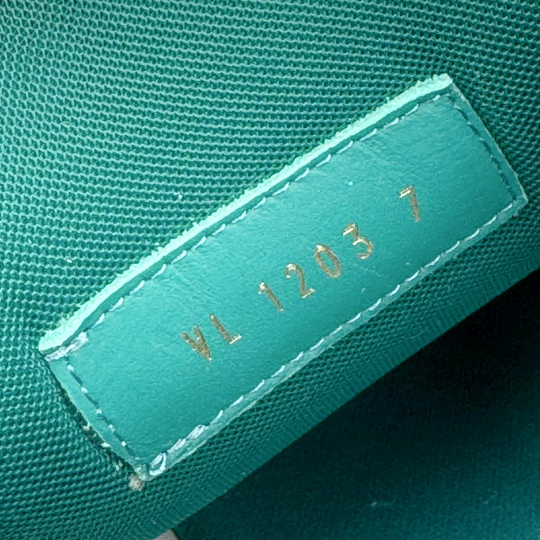 图片[11]-＃GD广顶 Louis Vuitton Trainer Maxi路易威登时装走秀运动时尚板鞋 小胖丁面包鞋 外贸零售特供批次 2023全新纸板数据 印花高频效果碾压市面 市售天花板产物 耗时半年巨作 全套原厂新版原纸板楦头开发 原厂特供皮料加持 市场所有版本中综合最强的货品 GD实力大厂出品 全网最全配色更新最快 最成熟的做工稳定的品控 完美鞋型超高的清洁度 零毛边线头瑕疵 全套原楦原纸版原鞋开模 全网最具灵魂的版型 正确原装黄色鞋盒 正确中底印花 鞋面印花3D高频深度立体 全鞋电脑针车 紧密相连 针距密度一致 环保乳胶注塑鞋垫 厚度脚感还原原版 皮面裁剪部位 统一油边封口工艺 原装橡胶大底含胶量大底组合零偏差 专柜全套包装 防尘袋 说明书 质保卡 男女鞋 尺码：35 36 37 38 39 40 41 42 43 44 45-选品中心