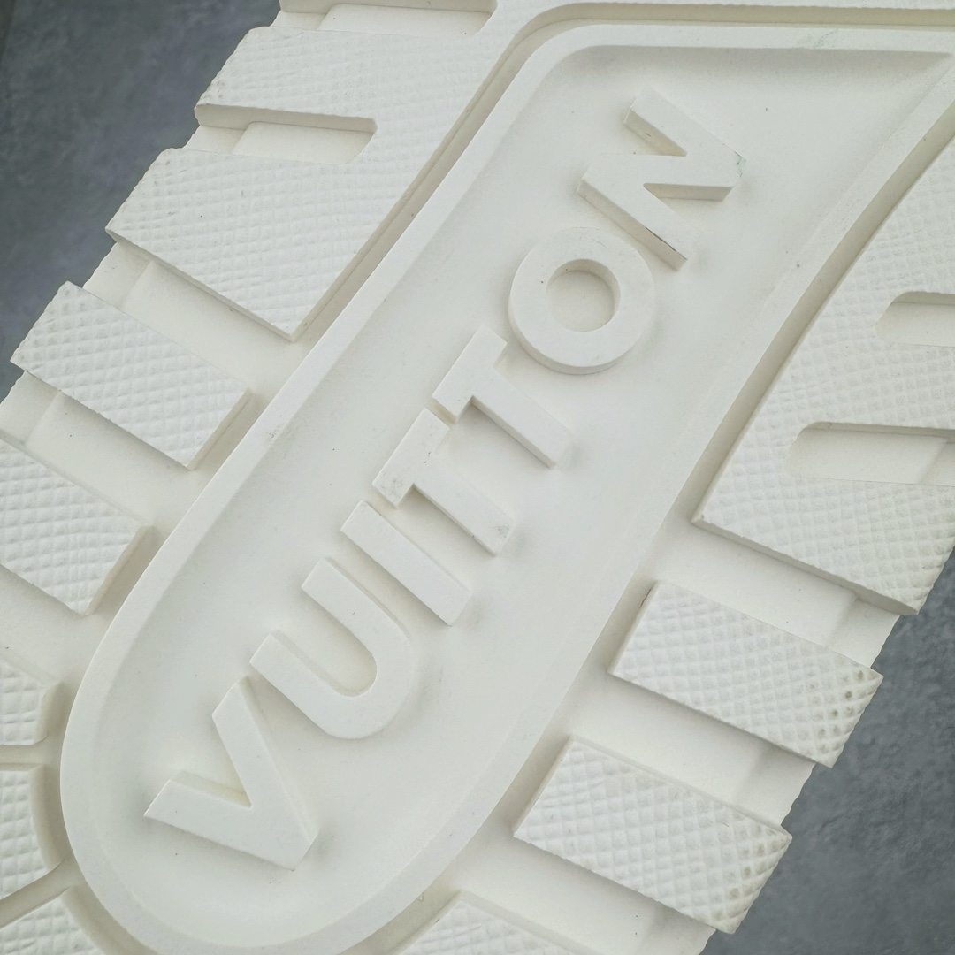 图片[20]-＃GD广顶 Louis Vuitton Trainer Maxi路易威登时装走秀运动时尚板鞋 小胖丁面包鞋 外贸零售特供批次 2023全新纸板数据 印花高频效果碾压市面 市售天花板产物 耗时半年巨作 全套原厂新版原纸板楦头开发 原厂特供皮料加持 市场所有版本中综合最强的货品 GD实力大厂出品 全网最全配色更新最快 最成熟的做工稳定的品控 完美鞋型超高的清洁度 零毛边线头瑕疵 全套原楦原纸版原鞋开模 全网最具灵魂的版型 正确原装黄色鞋盒 正确中底印花 鞋面印花3D高频深度立体 全鞋电脑针车 紧密相连 针距密度一致 环保乳胶注塑鞋垫 厚度脚感还原原版 皮面裁剪部位 统一油边封口工艺 原装橡胶大底含胶量大底组合零偏差 专柜全套包装 防尘袋 说明书 质保卡 男女鞋 尺码：35 36 37 38 39 40 41 42 43 44 45-选品中心