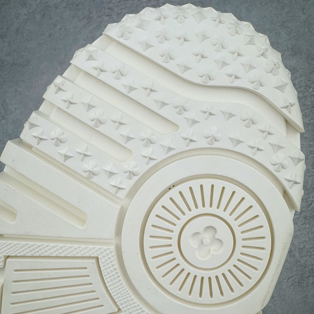 图片[10]-＃GD广顶 Louis Vuitton Trainer Maxi路易威登时装走秀运动时尚板鞋 小胖丁面包鞋 外贸零售特供批次 2023全新纸板数据 印花高频效果碾压市面 市售天花板产物 耗时半年巨作 全套原厂新版原纸板楦头开发 原厂特供皮料加持 市场所有版本中综合最强的货品 GD实力大厂出品 全网最全配色更新最快 最成熟的做工稳定的品控 完美鞋型超高的清洁度 零毛边线头瑕疵 全套原楦原纸版原鞋开模 全网最具灵魂的版型 正确原装黄色鞋盒 正确中底印花 鞋面印花3D高频深度立体 全鞋电脑针车 紧密相连 针距密度一致 环保乳胶注塑鞋垫 厚度脚感还原原版 皮面裁剪部位 统一油边封口工艺 原装橡胶大底含胶量大底组合零偏差 专柜全套包装 防尘袋 说明书 质保卡 男女鞋 尺码：35 36 37 38 39 40 41 42 43 44 45-选品中心