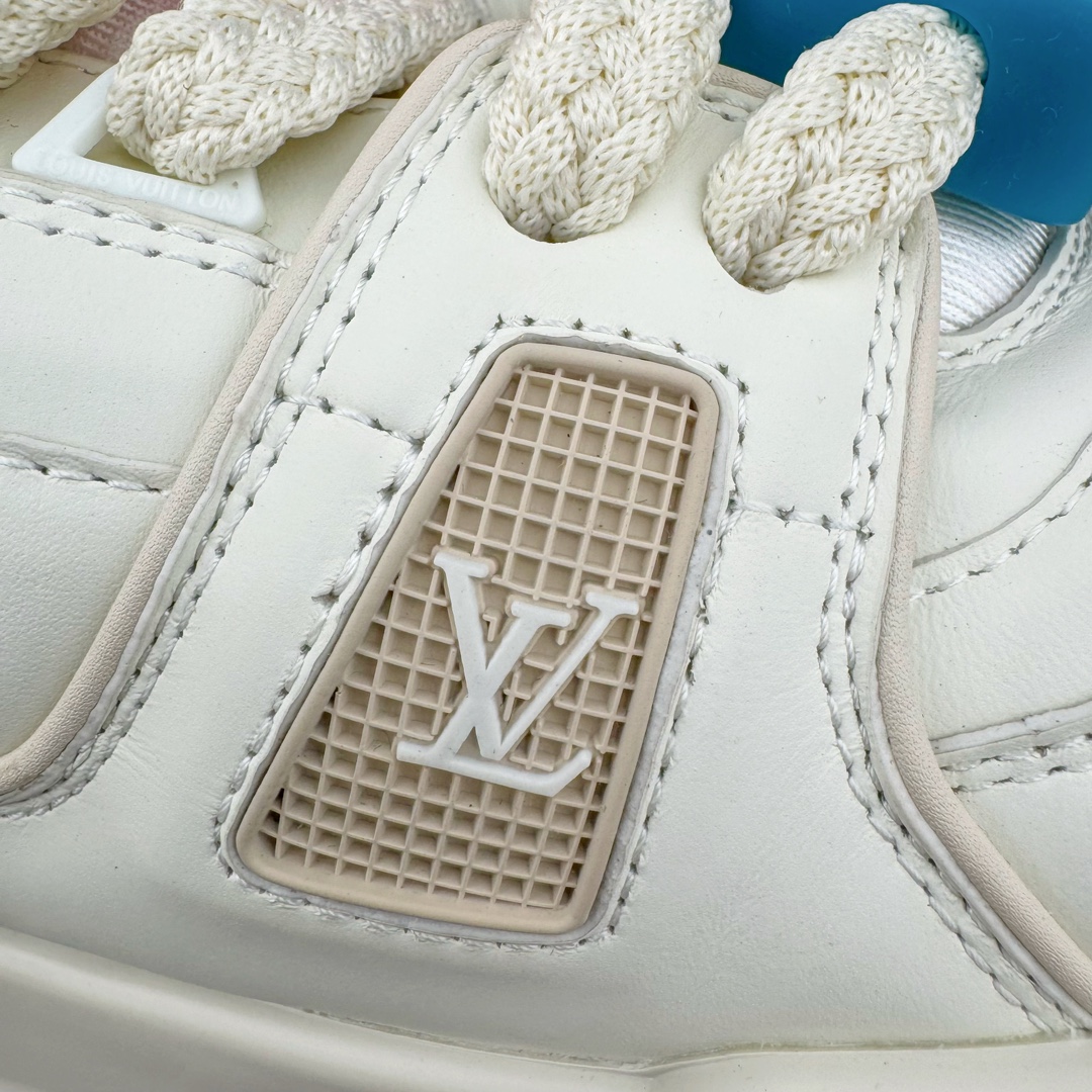 图片[17]-＃GD广顶 Louis Vuitton Trainer Maxi路易威登时装走秀运动时尚板鞋 小胖丁面包鞋 外贸零售特供批次 2023全新纸板数据 印花高频效果碾压市面 市售天花板产物 耗时半年巨作 全套原厂新版原纸板楦头开发 原厂特供皮料加持 市场所有版本中综合最强的货品 GD实力大厂出品 全网最全配色更新最快 最成熟的做工稳定的品控 完美鞋型超高的清洁度 零毛边线头瑕疵 全套原楦原纸版原鞋开模 全网最具灵魂的版型 正确原装黄色鞋盒 正确中底印花 鞋面印花3D高频深度立体 全鞋电脑针车 紧密相连 针距密度一致 环保乳胶注塑鞋垫 厚度脚感还原原版 皮面裁剪部位 统一油边封口工艺 原装橡胶大底含胶量大底组合零偏差 专柜全套包装 防尘袋 说明书 质保卡 男女鞋 尺码：35 36 37 38 39 40 41 42 43 44 45-选品中心