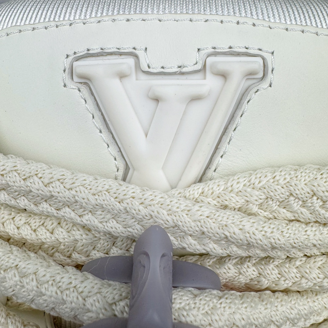 图片[14]-＃GD广顶 Louis Vuitton Trainer Maxi路易威登时装走秀运动时尚板鞋 小胖丁面包鞋 外贸零售特供批次 2023全新纸板数据 印花高频效果碾压市面 市售天花板产物 耗时半年巨作 全套原厂新版原纸板楦头开发 原厂特供皮料加持 市场所有版本中综合最强的货品 GD实力大厂出品 全网最全配色更新最快 最成熟的做工稳定的品控 完美鞋型超高的清洁度 零毛边线头瑕疵 全套原楦原纸版原鞋开模 全网最具灵魂的版型 正确原装黄色鞋盒 正确中底印花 鞋面印花3D高频深度立体 全鞋电脑针车 紧密相连 针距密度一致 环保乳胶注塑鞋垫 厚度脚感还原原版 皮面裁剪部位 统一油边封口工艺 原装橡胶大底含胶量大底组合零偏差 专柜全套包装 防尘袋 说明书 质保卡 男女鞋 尺码：35 36 37 38 39 40 41 42 43 44 45-选品中心