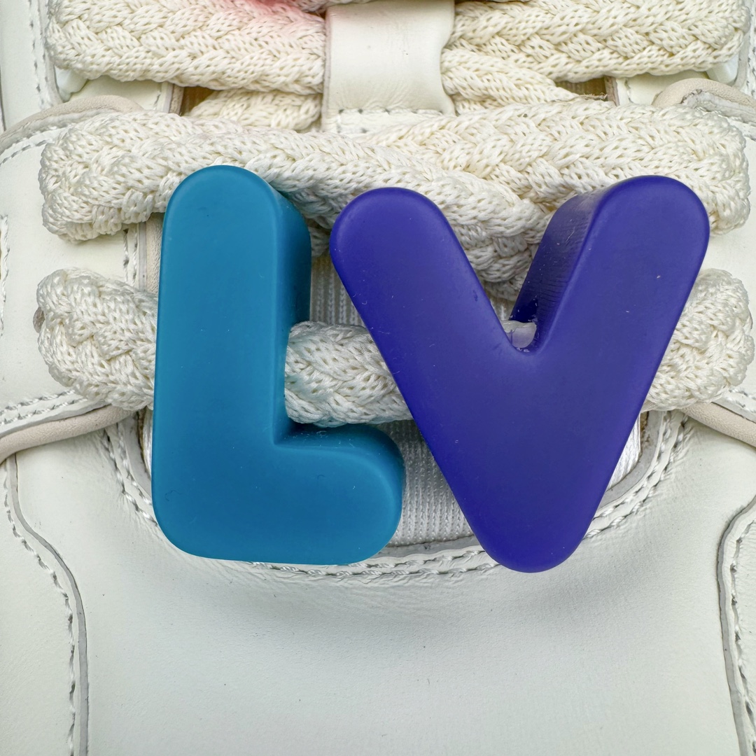 图片[15]-＃GD广顶 Louis Vuitton Trainer Maxi路易威登时装走秀运动时尚板鞋 小胖丁面包鞋 外贸零售特供批次 2023全新纸板数据 印花高频效果碾压市面 市售天花板产物 耗时半年巨作 全套原厂新版原纸板楦头开发 原厂特供皮料加持 市场所有版本中综合最强的货品 GD实力大厂出品 全网最全配色更新最快 最成熟的做工稳定的品控 完美鞋型超高的清洁度 零毛边线头瑕疵 全套原楦原纸版原鞋开模 全网最具灵魂的版型 正确原装黄色鞋盒 正确中底印花 鞋面印花3D高频深度立体 全鞋电脑针车 紧密相连 针距密度一致 环保乳胶注塑鞋垫 厚度脚感还原原版 皮面裁剪部位 统一油边封口工艺 原装橡胶大底含胶量大底组合零偏差 专柜全套包装 防尘袋 说明书 质保卡 男女鞋 尺码：35 36 37 38 39 40 41 42 43 44 45-选品中心