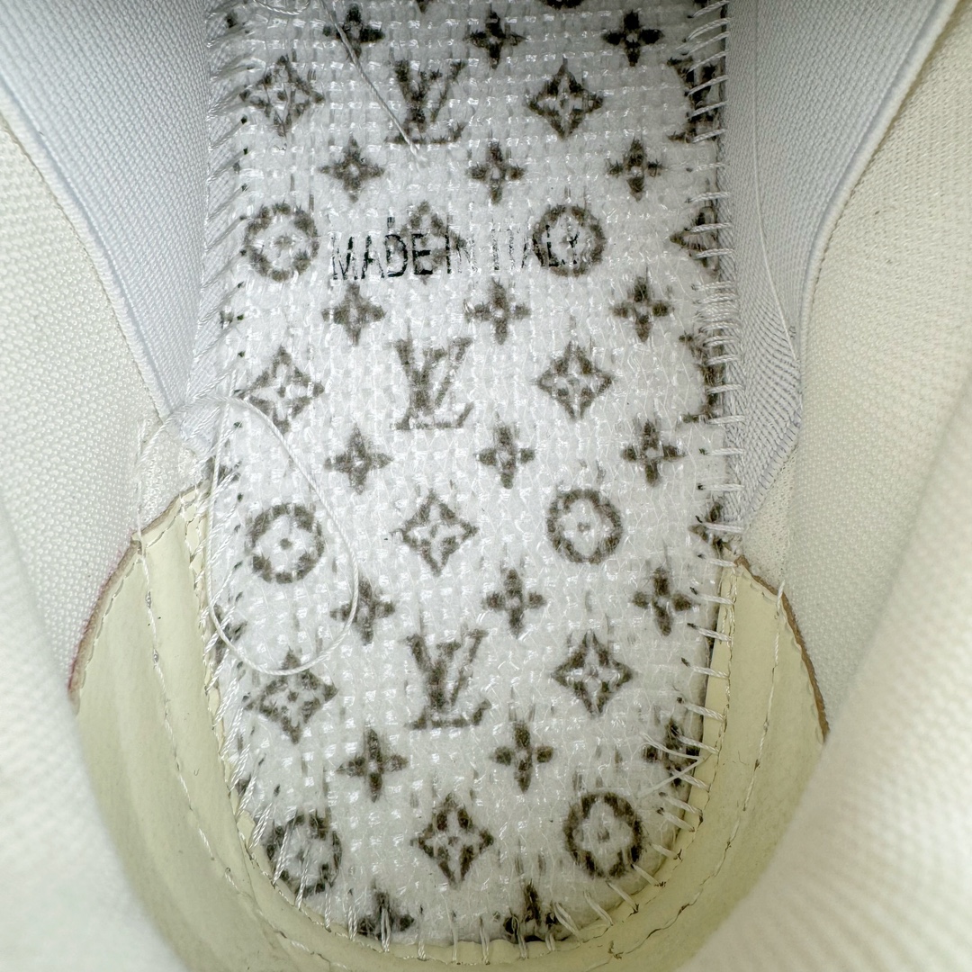 图片[11]-＃GD广顶 Louis Vuitton Trainer Maxi路易威登时装走秀运动时尚板鞋 小胖丁面包鞋 外贸零售特供批次 2023全新纸板数据 印花高频效果碾压市面 市售天花板产物 耗时半年巨作 全套原厂新版原纸板楦头开发 原厂特供皮料加持 市场所有版本中综合最强的货品 GD实力大厂出品 全网最全配色更新最快 最成熟的做工稳定的品控 完美鞋型超高的清洁度 零毛边线头瑕疵 全套原楦原纸版原鞋开模 全网最具灵魂的版型 正确原装黄色鞋盒 正确中底印花 鞋面印花3D高频深度立体 全鞋电脑针车 紧密相连 针距密度一致 环保乳胶注塑鞋垫 厚度脚感还原原版 皮面裁剪部位 统一油边封口工艺 原装橡胶大底含胶量大底组合零偏差 专柜全套包装 防尘袋 说明书 质保卡 男女鞋 尺码：35 36 37 38 39 40 41 42 43 44 45-选品中心