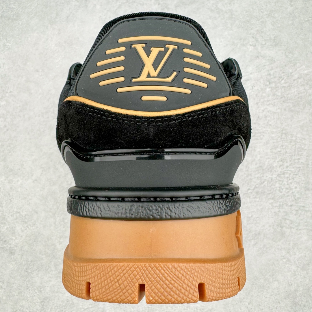 图片[8]-＃GD广顶 Louis Vuitton Trainer Maxi路易威登时装走秀运动时尚板鞋 小胖丁面包鞋 外贸零售特供批次 2023全新纸板数据 印花高频效果碾压市面 市售天花板产物 耗时半年巨作 全套原厂新版原纸板楦头开发 原厂特供皮料加持 市场所有版本中综合最强的货品 GD实力大厂出品 全网最全配色更新最快 最成熟的做工稳定的品控 完美鞋型超高的清洁度 零毛边线头瑕疵 全套原楦原纸版原鞋开模 全网最具灵魂的版型 正确原装黄色鞋盒 正确中底印花 鞋面印花3D高频深度立体 全鞋电脑针车 紧密相连 针距密度一致 环保乳胶注塑鞋垫 厚度脚感还原原版 皮面裁剪部位 统一油边封口工艺 原装橡胶大底含胶量大底组合零偏差 专柜全套包装 防尘袋 说明书 质保卡 男女鞋 尺码：35 36 37 38 39 40 41 42 43 44 45-选品中心