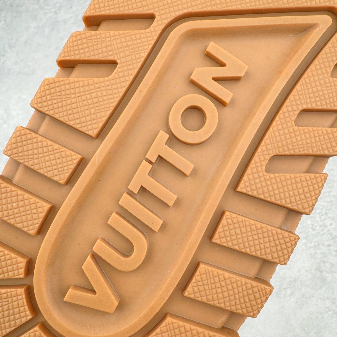 图片[18]-＃GD广顶 Louis Vuitton Trainer Maxi路易威登时装走秀运动时尚板鞋 小胖丁面包鞋 外贸零售特供批次 2023全新纸板数据 印花高频效果碾压市面 市售天花板产物 耗时半年巨作 全套原厂新版原纸板楦头开发 原厂特供皮料加持 市场所有版本中综合最强的货品 GD实力大厂出品 全网最全配色更新最快 最成熟的做工稳定的品控 完美鞋型超高的清洁度 零毛边线头瑕疵 全套原楦原纸版原鞋开模 全网最具灵魂的版型 正确原装黄色鞋盒 正确中底印花 鞋面印花3D高频深度立体 全鞋电脑针车 紧密相连 针距密度一致 环保乳胶注塑鞋垫 厚度脚感还原原版 皮面裁剪部位 统一油边封口工艺 原装橡胶大底含胶量大底组合零偏差 专柜全套包装 防尘袋 说明书 质保卡 男女鞋 尺码：35 36 37 38 39 40 41 42 43 44 45-选品中心