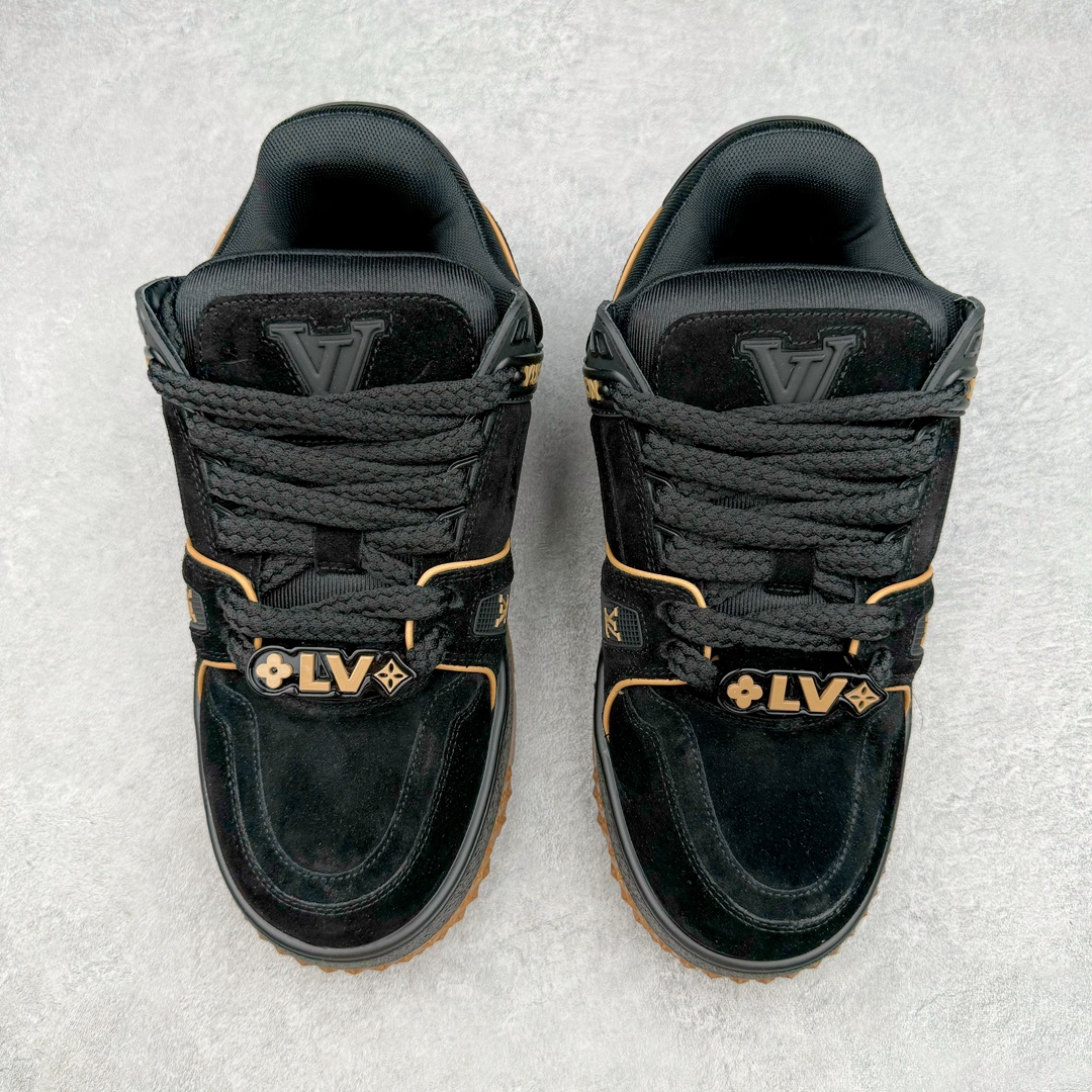 图片[2]-＃GD广顶 Louis Vuitton Trainer Maxi路易威登时装走秀运动时尚板鞋 小胖丁面包鞋 外贸零售特供批次 2023全新纸板数据 印花高频效果碾压市面 市售天花板产物 耗时半年巨作 全套原厂新版原纸板楦头开发 原厂特供皮料加持 市场所有版本中综合最强的货品 GD实力大厂出品 全网最全配色更新最快 最成熟的做工稳定的品控 完美鞋型超高的清洁度 零毛边线头瑕疵 全套原楦原纸版原鞋开模 全网最具灵魂的版型 正确原装黄色鞋盒 正确中底印花 鞋面印花3D高频深度立体 全鞋电脑针车 紧密相连 针距密度一致 环保乳胶注塑鞋垫 厚度脚感还原原版 皮面裁剪部位 统一油边封口工艺 原装橡胶大底含胶量大底组合零偏差 专柜全套包装 防尘袋 说明书 质保卡 男女鞋 尺码：35 36 37 38 39 40 41 42 43 44 45-选品中心