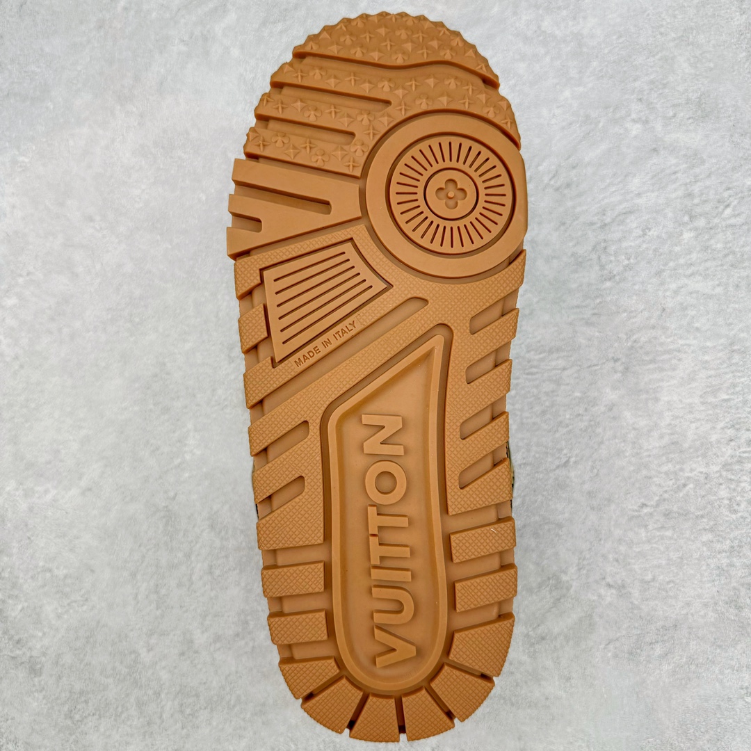 图片[9]-＃GD广顶 Louis Vuitton Trainer Maxi路易威登时装走秀运动时尚板鞋 小胖丁面包鞋 外贸零售特供批次 2023全新纸板数据 印花高频效果碾压市面 市售天花板产物 耗时半年巨作 全套原厂新版原纸板楦头开发 原厂特供皮料加持 市场所有版本中综合最强的货品 GD实力大厂出品 全网最全配色更新最快 最成熟的做工稳定的品控 完美鞋型超高的清洁度 零毛边线头瑕疵 全套原楦原纸版原鞋开模 全网最具灵魂的版型 正确原装黄色鞋盒 正确中底印花 鞋面印花3D高频深度立体 全鞋电脑针车 紧密相连 针距密度一致 环保乳胶注塑鞋垫 厚度脚感还原原版 皮面裁剪部位 统一油边封口工艺 原装橡胶大底含胶量大底组合零偏差 专柜全套包装 防尘袋 说明书 质保卡 男女鞋 尺码：35 36 37 38 39 40 41 42 43 44 45-选品中心