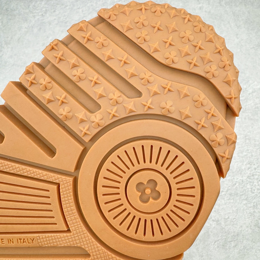 图片[17]-＃GD广顶 Louis Vuitton Trainer Maxi路易威登时装走秀运动时尚板鞋 小胖丁面包鞋 外贸零售特供批次 2023全新纸板数据 印花高频效果碾压市面 市售天花板产物 耗时半年巨作 全套原厂新版原纸板楦头开发 原厂特供皮料加持 市场所有版本中综合最强的货品 GD实力大厂出品 全网最全配色更新最快 最成熟的做工稳定的品控 完美鞋型超高的清洁度 零毛边线头瑕疵 全套原楦原纸版原鞋开模 全网最具灵魂的版型 正确原装黄色鞋盒 正确中底印花 鞋面印花3D高频深度立体 全鞋电脑针车 紧密相连 针距密度一致 环保乳胶注塑鞋垫 厚度脚感还原原版 皮面裁剪部位 统一油边封口工艺 原装橡胶大底含胶量大底组合零偏差 专柜全套包装 防尘袋 说明书 质保卡 男女鞋 尺码：35 36 37 38 39 40 41 42 43 44 45-选品中心