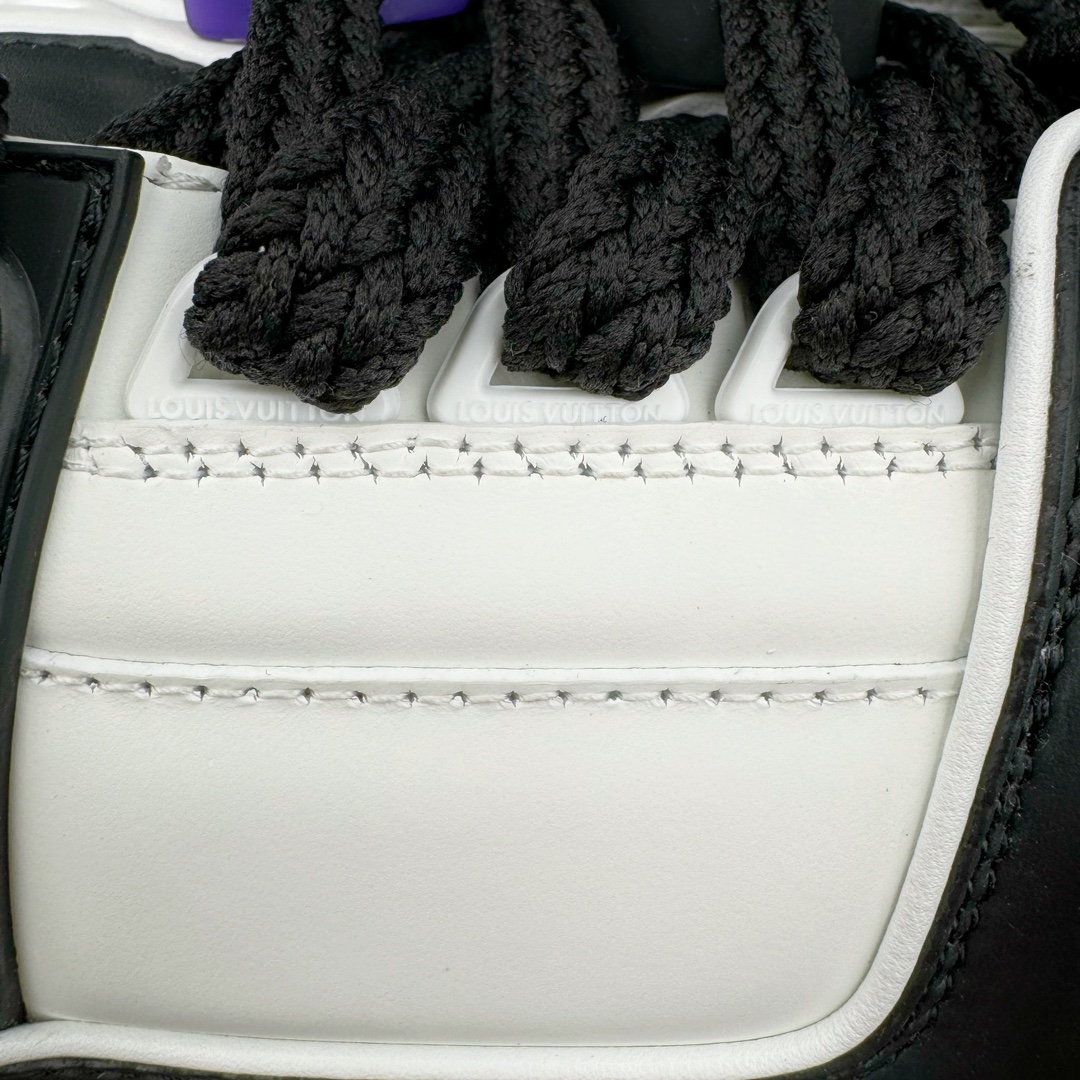 图片[15]-＃GD广顶 Louis Vuitton Trainer Maxi路易威登时装走秀运动时尚板鞋 小胖丁面包鞋 外贸零售特供批次 2023全新纸板数据 印花高频效果碾压市面 市售天花板产物 耗时半年巨作 全套原厂新版原纸板楦头开发 原厂特供皮料加持 市场所有版本中综合最强的货品 GD实力大厂出品 全网最全配色更新最快 最成熟的做工稳定的品控 完美鞋型超高的清洁度 零毛边线头瑕疵 全套原楦原纸版原鞋开模 全网最具灵魂的版型 正确原装黄色鞋盒 正确中底印花 鞋面印花3D高频深度立体 全鞋电脑针车 紧密相连 针距密度一致 环保乳胶注塑鞋垫 厚度脚感还原原版 皮面裁剪部位 统一油边封口工艺 原装橡胶大底含胶量大底组合零偏差 专柜全套包装 防尘袋 说明书 质保卡 男女鞋 尺码：35 36 37 38 39 40 41 42 43 44 45-选品中心