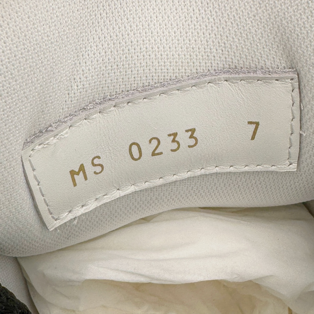 图片[18]-＃GD广顶 Louis Vuitton Trainer Maxi路易威登时装走秀运动时尚板鞋 小胖丁面包鞋 外贸零售特供批次 2023全新纸板数据 印花高频效果碾压市面 市售天花板产物 耗时半年巨作 全套原厂新版原纸板楦头开发 原厂特供皮料加持 市场所有版本中综合最强的货品 GD实力大厂出品 全网最全配色更新最快 最成熟的做工稳定的品控 完美鞋型超高的清洁度 零毛边线头瑕疵 全套原楦原纸版原鞋开模 全网最具灵魂的版型 正确原装黄色鞋盒 正确中底印花 鞋面印花3D高频深度立体 全鞋电脑针车 紧密相连 针距密度一致 环保乳胶注塑鞋垫 厚度脚感还原原版 皮面裁剪部位 统一油边封口工艺 原装橡胶大底含胶量大底组合零偏差 专柜全套包装 防尘袋 说明书 质保卡 男女鞋 尺码：35 36 37 38 39 40 41 42 43 44 45-选品中心