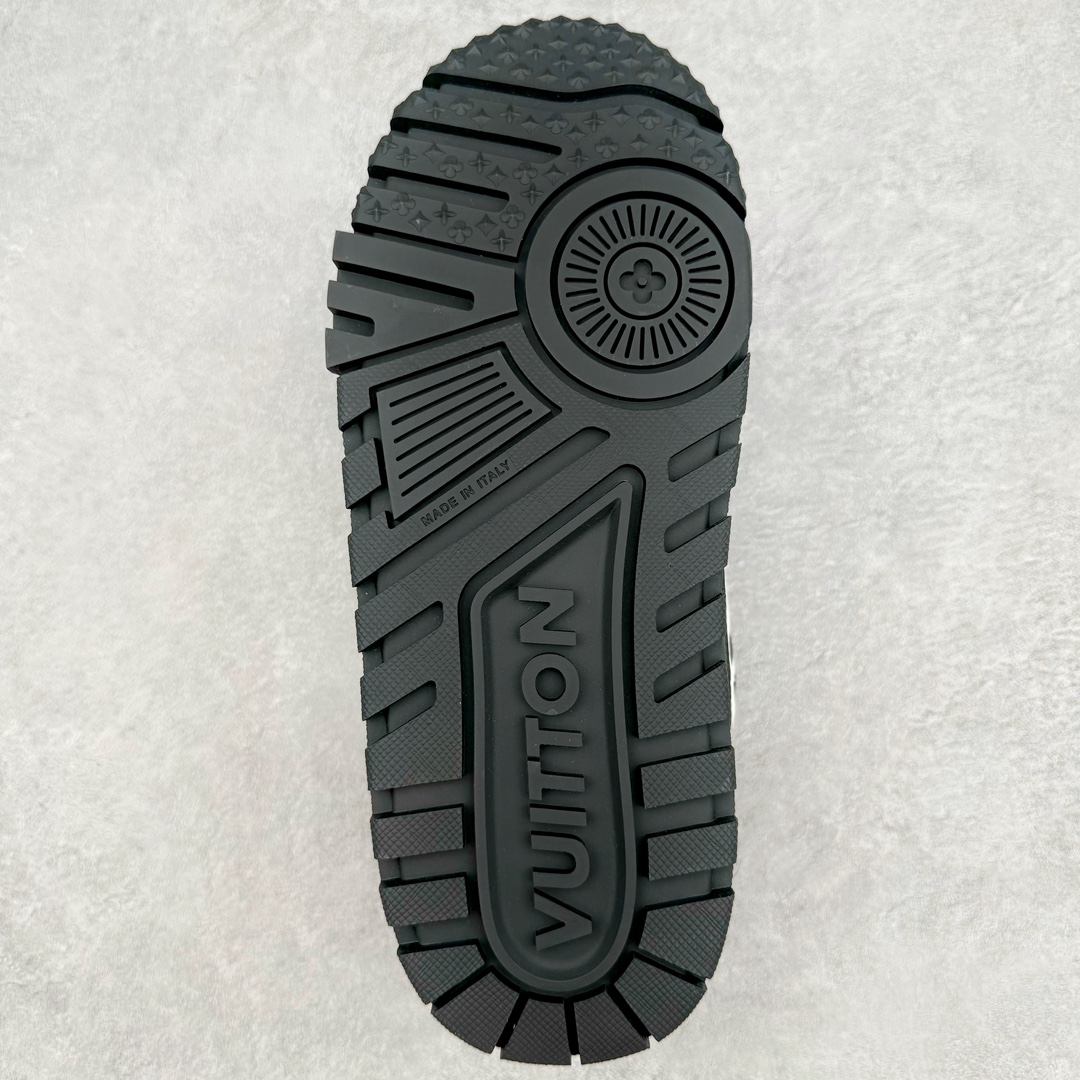 图片[9]-＃GD广顶 Louis Vuitton Trainer Maxi路易威登时装走秀运动时尚板鞋 小胖丁面包鞋 外贸零售特供批次 2023全新纸板数据 印花高频效果碾压市面 市售天花板产物 耗时半年巨作 全套原厂新版原纸板楦头开发 原厂特供皮料加持 市场所有版本中综合最强的货品 GD实力大厂出品 全网最全配色更新最快 最成熟的做工稳定的品控 完美鞋型超高的清洁度 零毛边线头瑕疵 全套原楦原纸版原鞋开模 全网最具灵魂的版型 正确原装黄色鞋盒 正确中底印花 鞋面印花3D高频深度立体 全鞋电脑针车 紧密相连 针距密度一致 环保乳胶注塑鞋垫 厚度脚感还原原版 皮面裁剪部位 统一油边封口工艺 原装橡胶大底含胶量大底组合零偏差 专柜全套包装 防尘袋 说明书 质保卡 男女鞋 尺码：35 36 37 38 39 40 41 42 43 44 45-选品中心