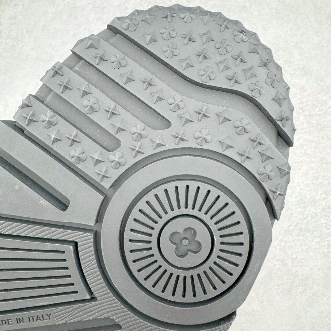 图片[16]-＃GD广顶 Louis Vuitton Trainer Maxi路易威登时装走秀运动时尚板鞋 小胖丁面包鞋 外贸零售特供批次 2023全新纸板数据 印花高频效果碾压市面 市售天花板产物 耗时半年巨作 全套原厂新版原纸板楦头开发 原厂特供皮料加持 市场所有版本中综合最强的货品 GD实力大厂出品 全网最全配色更新最快 最成熟的做工稳定的品控 完美鞋型超高的清洁度 零毛边线头瑕疵 全套原楦原纸版原鞋开模 全网最具灵魂的版型 正确原装黄色鞋盒 正确中底印花 鞋面印花3D高频深度立体 全鞋电脑针车 紧密相连 针距密度一致 环保乳胶注塑鞋垫 厚度脚感还原原版 皮面裁剪部位 统一油边封口工艺 原装橡胶大底含胶量大底组合零偏差 专柜全套包装 防尘袋 说明书 质保卡 男女鞋 尺码：35 36 37 38 39 40 41 42 43 44 45-选品中心