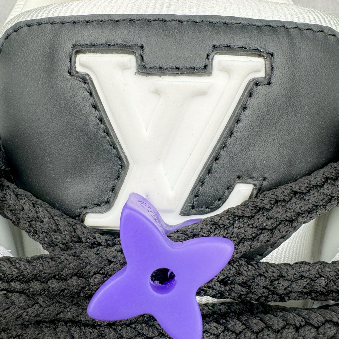 图片[11]-＃GD广顶 Louis Vuitton Trainer Maxi路易威登时装走秀运动时尚板鞋 小胖丁面包鞋 外贸零售特供批次 2023全新纸板数据 印花高频效果碾压市面 市售天花板产物 耗时半年巨作 全套原厂新版原纸板楦头开发 原厂特供皮料加持 市场所有版本中综合最强的货品 GD实力大厂出品 全网最全配色更新最快 最成熟的做工稳定的品控 完美鞋型超高的清洁度 零毛边线头瑕疵 全套原楦原纸版原鞋开模 全网最具灵魂的版型 正确原装黄色鞋盒 正确中底印花 鞋面印花3D高频深度立体 全鞋电脑针车 紧密相连 针距密度一致 环保乳胶注塑鞋垫 厚度脚感还原原版 皮面裁剪部位 统一油边封口工艺 原装橡胶大底含胶量大底组合零偏差 专柜全套包装 防尘袋 说明书 质保卡 男女鞋 尺码：35 36 37 38 39 40 41 42 43 44 45-选品中心
