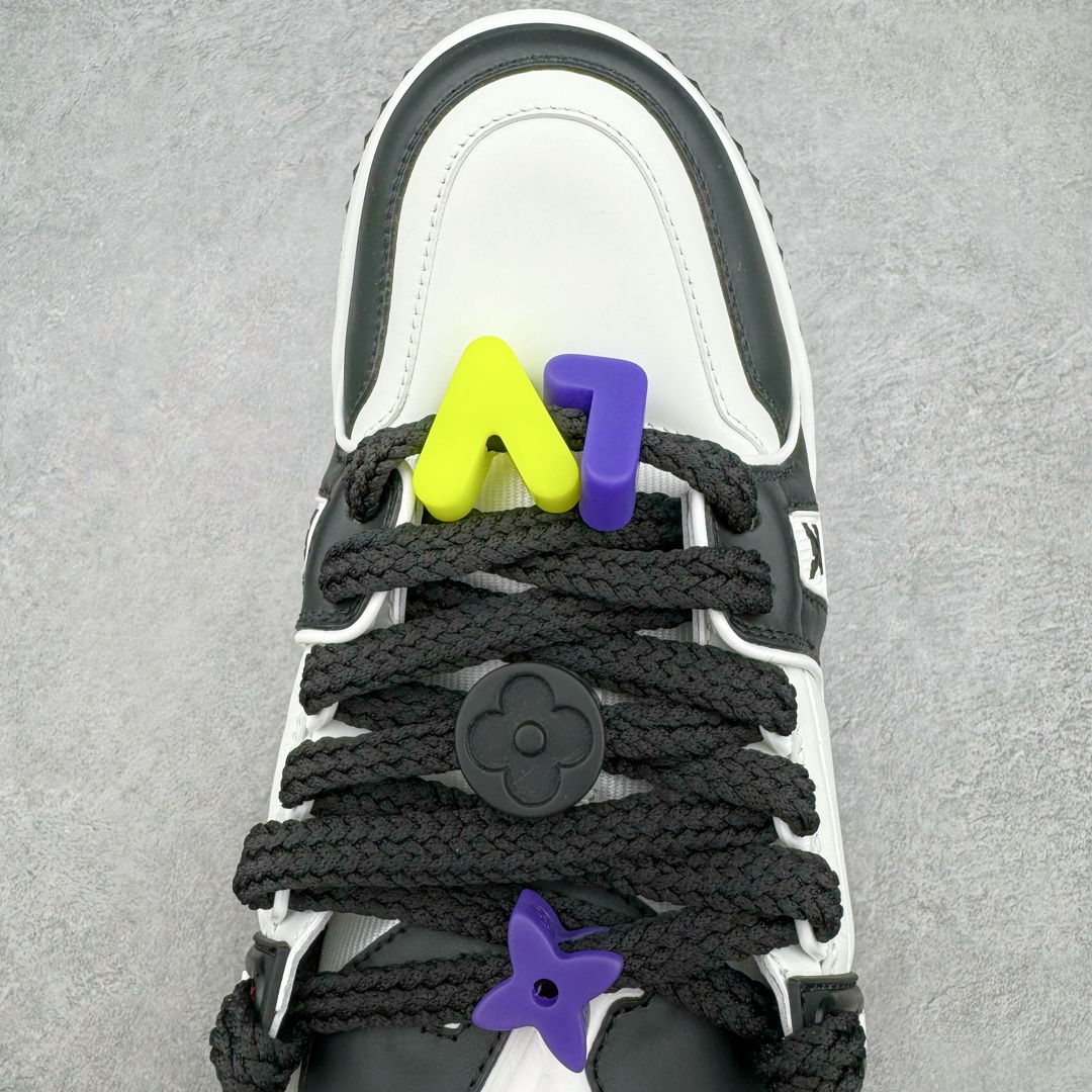 图片[4]-＃GD广顶 Louis Vuitton Trainer Maxi路易威登时装走秀运动时尚板鞋 小胖丁面包鞋 外贸零售特供批次 2023全新纸板数据 印花高频效果碾压市面 市售天花板产物 耗时半年巨作 全套原厂新版原纸板楦头开发 原厂特供皮料加持 市场所有版本中综合最强的货品 GD实力大厂出品 全网最全配色更新最快 最成熟的做工稳定的品控 完美鞋型超高的清洁度 零毛边线头瑕疵 全套原楦原纸版原鞋开模 全网最具灵魂的版型 正确原装黄色鞋盒 正确中底印花 鞋面印花3D高频深度立体 全鞋电脑针车 紧密相连 针距密度一致 环保乳胶注塑鞋垫 厚度脚感还原原版 皮面裁剪部位 统一油边封口工艺 原装橡胶大底含胶量大底组合零偏差 专柜全套包装 防尘袋 说明书 质保卡 男女鞋 尺码：35 36 37 38 39 40 41 42 43 44 45-选品中心