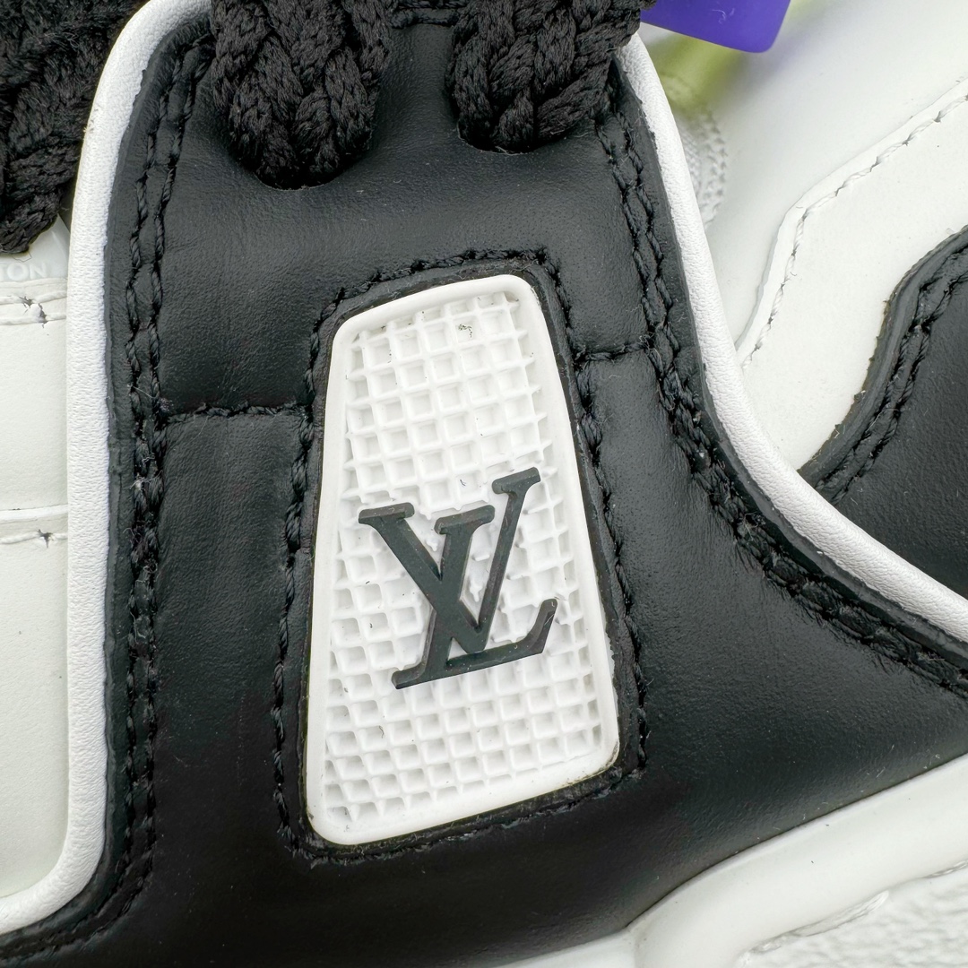图片[14]-＃GD广顶 Louis Vuitton Trainer Maxi路易威登时装走秀运动时尚板鞋 小胖丁面包鞋 外贸零售特供批次 2023全新纸板数据 印花高频效果碾压市面 市售天花板产物 耗时半年巨作 全套原厂新版原纸板楦头开发 原厂特供皮料加持 市场所有版本中综合最强的货品 GD实力大厂出品 全网最全配色更新最快 最成熟的做工稳定的品控 完美鞋型超高的清洁度 零毛边线头瑕疵 全套原楦原纸版原鞋开模 全网最具灵魂的版型 正确原装黄色鞋盒 正确中底印花 鞋面印花3D高频深度立体 全鞋电脑针车 紧密相连 针距密度一致 环保乳胶注塑鞋垫 厚度脚感还原原版 皮面裁剪部位 统一油边封口工艺 原装橡胶大底含胶量大底组合零偏差 专柜全套包装 防尘袋 说明书 质保卡 男女鞋 尺码：35 36 37 38 39 40 41 42 43 44 45-选品中心