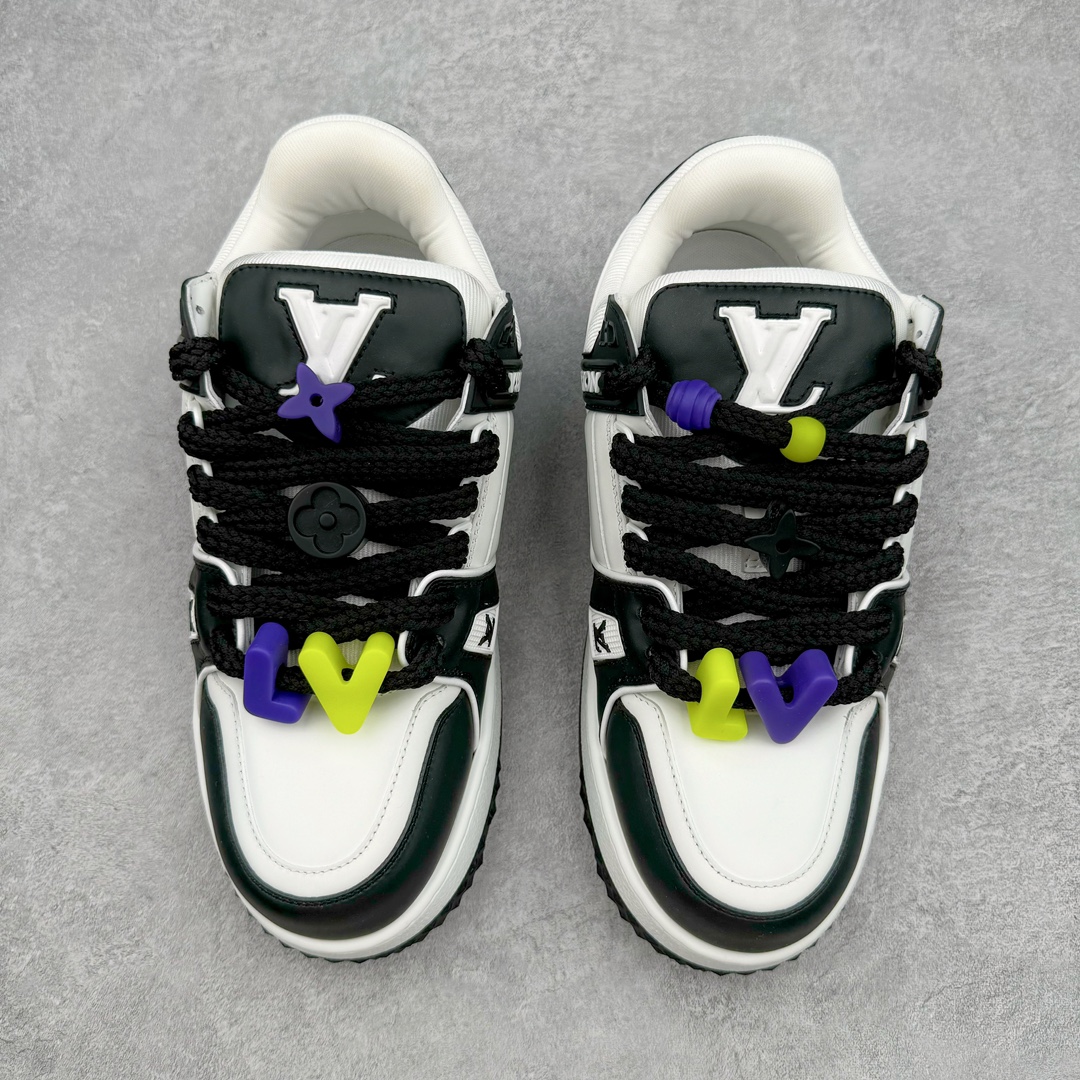 图片[2]-＃GD广顶 Louis Vuitton Trainer Maxi路易威登时装走秀运动时尚板鞋 小胖丁面包鞋 外贸零售特供批次 2023全新纸板数据 印花高频效果碾压市面 市售天花板产物 耗时半年巨作 全套原厂新版原纸板楦头开发 原厂特供皮料加持 市场所有版本中综合最强的货品 GD实力大厂出品 全网最全配色更新最快 最成熟的做工稳定的品控 完美鞋型超高的清洁度 零毛边线头瑕疵 全套原楦原纸版原鞋开模 全网最具灵魂的版型 正确原装黄色鞋盒 正确中底印花 鞋面印花3D高频深度立体 全鞋电脑针车 紧密相连 针距密度一致 环保乳胶注塑鞋垫 厚度脚感还原原版 皮面裁剪部位 统一油边封口工艺 原装橡胶大底含胶量大底组合零偏差 专柜全套包装 防尘袋 说明书 质保卡 男女鞋 尺码：35 36 37 38 39 40 41 42 43 44 45-选品中心