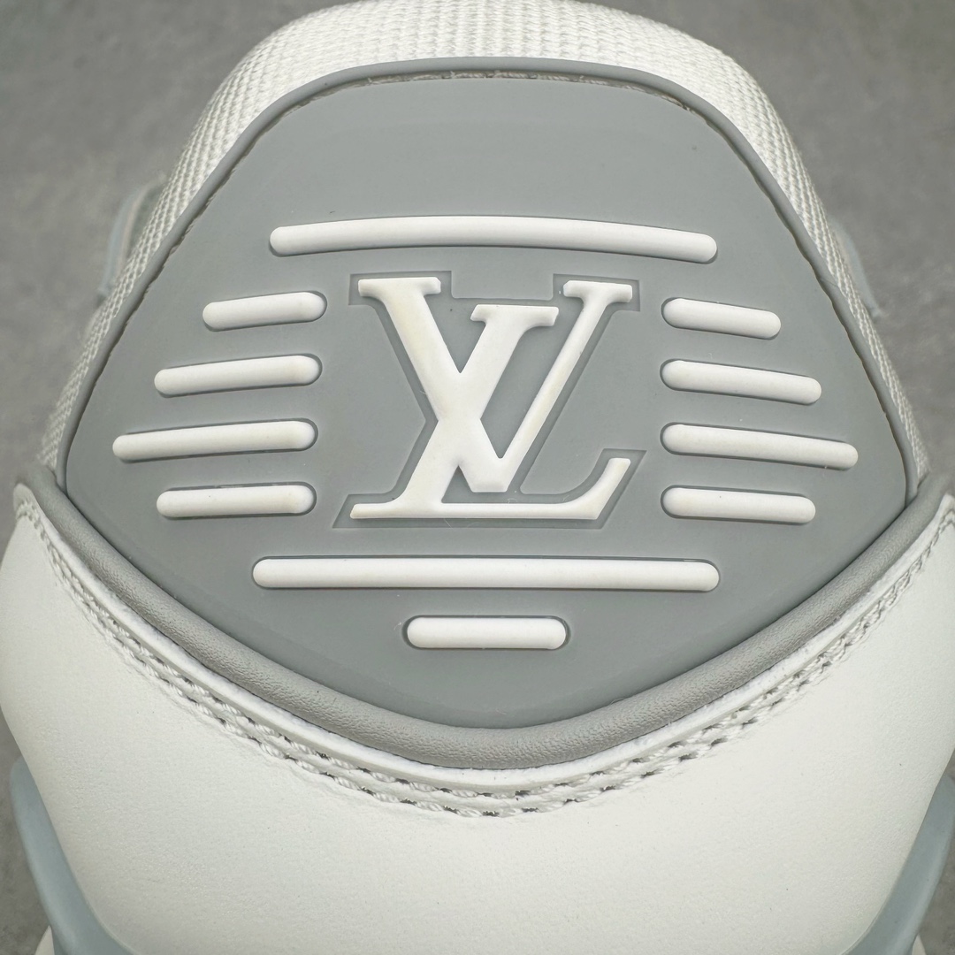 图片[10]-＃GD广顶 Louis Vuitton Trainer Maxi路易威登时装走秀运动时尚板鞋 小胖丁面包鞋 外贸零售特供批次 2023全新纸板数据 印花高频效果碾压市面 市售天花板产物 耗时半年巨作 全套原厂新版原纸板楦头开发 原厂特供皮料加持 市场所有版本中综合最强的货品 GD实力大厂出品 全网最全配色更新最快 最成熟的做工稳定的品控 完美鞋型超高的清洁度 零毛边线头瑕疵 全套原楦原纸版原鞋开模 全网最具灵魂的版型 正确原装黄色鞋盒 正确中底印花 鞋面印花3D高频深度立体 全鞋电脑针车 紧密相连 针距密度一致 环保乳胶注塑鞋垫 厚度脚感还原原版 皮面裁剪部位 统一油边封口工艺 原装橡胶大底含胶量大底组合零偏差 专柜全套包装 防尘袋 说明书 质保卡 男女鞋 尺码：35 36 37 38 39 40 41 42 43 44 45-选品中心