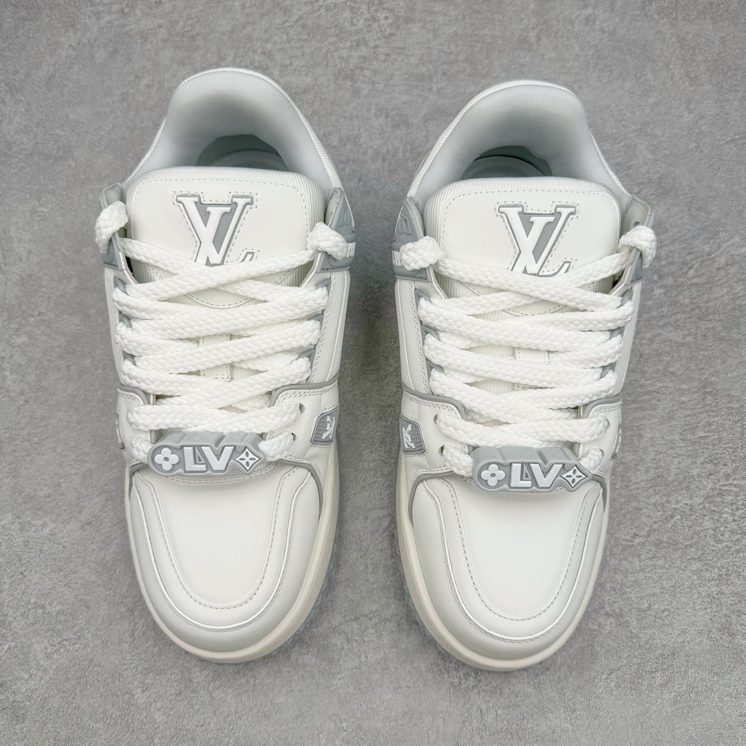 图片[2]-＃GD广顶 Louis Vuitton Trainer Maxi路易威登时装走秀运动时尚板鞋 小胖丁面包鞋 外贸零售特供批次 2023全新纸板数据 印花高频效果碾压市面 市售天花板产物 耗时半年巨作 全套原厂新版原纸板楦头开发 原厂特供皮料加持 市场所有版本中综合最强的货品 GD实力大厂出品 全网最全配色更新最快 最成熟的做工稳定的品控 完美鞋型超高的清洁度 零毛边线头瑕疵 全套原楦原纸版原鞋开模 全网最具灵魂的版型 正确原装黄色鞋盒 正确中底印花 鞋面印花3D高频深度立体 全鞋电脑针车 紧密相连 针距密度一致 环保乳胶注塑鞋垫 厚度脚感还原原版 皮面裁剪部位 统一油边封口工艺 原装橡胶大底含胶量大底组合零偏差 专柜全套包装 防尘袋 说明书 质保卡 男女鞋 尺码：35 36 37 38 39 40 41 42 43 44 45-选品中心