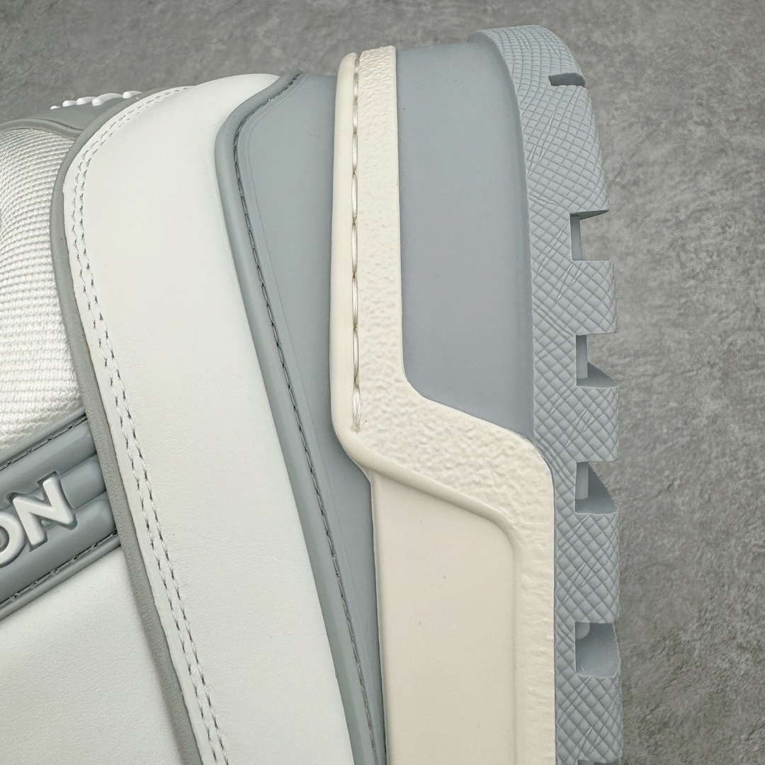 图片[11]-＃GD广顶 Louis Vuitton Trainer Maxi路易威登时装走秀运动时尚板鞋 小胖丁面包鞋 外贸零售特供批次 2023全新纸板数据 印花高频效果碾压市面 市售天花板产物 耗时半年巨作 全套原厂新版原纸板楦头开发 原厂特供皮料加持 市场所有版本中综合最强的货品 GD实力大厂出品 全网最全配色更新最快 最成熟的做工稳定的品控 完美鞋型超高的清洁度 零毛边线头瑕疵 全套原楦原纸版原鞋开模 全网最具灵魂的版型 正确原装黄色鞋盒 正确中底印花 鞋面印花3D高频深度立体 全鞋电脑针车 紧密相连 针距密度一致 环保乳胶注塑鞋垫 厚度脚感还原原版 皮面裁剪部位 统一油边封口工艺 原装橡胶大底含胶量大底组合零偏差 专柜全套包装 防尘袋 说明书 质保卡 男女鞋 尺码：35 36 37 38 39 40 41 42 43 44 45-选品中心