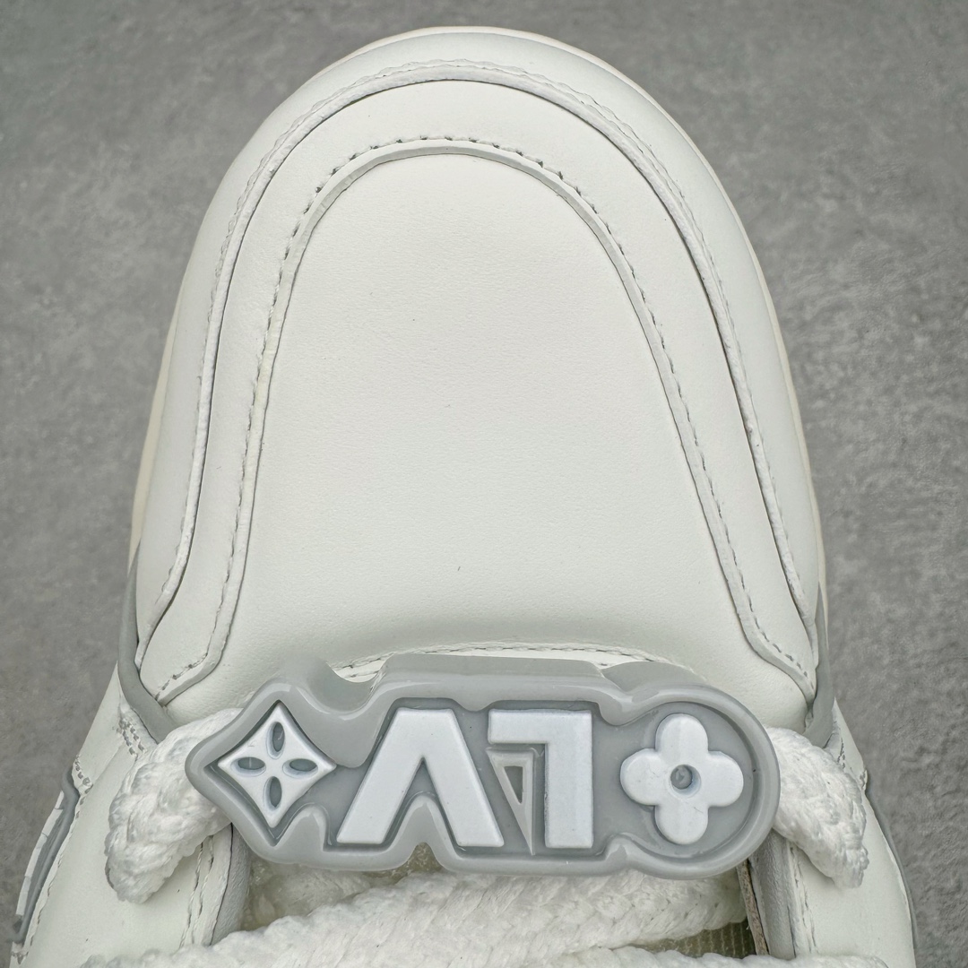 图片[15]-＃GD广顶 Louis Vuitton Trainer Maxi路易威登时装走秀运动时尚板鞋 小胖丁面包鞋 外贸零售特供批次 2023全新纸板数据 印花高频效果碾压市面 市售天花板产物 耗时半年巨作 全套原厂新版原纸板楦头开发 原厂特供皮料加持 市场所有版本中综合最强的货品 GD实力大厂出品 全网最全配色更新最快 最成熟的做工稳定的品控 完美鞋型超高的清洁度 零毛边线头瑕疵 全套原楦原纸版原鞋开模 全网最具灵魂的版型 正确原装黄色鞋盒 正确中底印花 鞋面印花3D高频深度立体 全鞋电脑针车 紧密相连 针距密度一致 环保乳胶注塑鞋垫 厚度脚感还原原版 皮面裁剪部位 统一油边封口工艺 原装橡胶大底含胶量大底组合零偏差 专柜全套包装 防尘袋 说明书 质保卡 男女鞋 尺码：35 36 37 38 39 40 41 42 43 44 45-选品中心