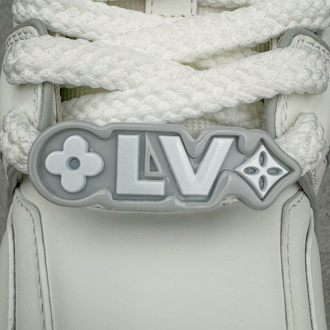 图片[14]-＃GD广顶 Louis Vuitton Trainer Maxi路易威登时装走秀运动时尚板鞋 小胖丁面包鞋 外贸零售特供批次 2023全新纸板数据 印花高频效果碾压市面 市售天花板产物 耗时半年巨作 全套原厂新版原纸板楦头开发 原厂特供皮料加持 市场所有版本中综合最强的货品 GD实力大厂出品 全网最全配色更新最快 最成熟的做工稳定的品控 完美鞋型超高的清洁度 零毛边线头瑕疵 全套原楦原纸版原鞋开模 全网最具灵魂的版型 正确原装黄色鞋盒 正确中底印花 鞋面印花3D高频深度立体 全鞋电脑针车 紧密相连 针距密度一致 环保乳胶注塑鞋垫 厚度脚感还原原版 皮面裁剪部位 统一油边封口工艺 原装橡胶大底含胶量大底组合零偏差 专柜全套包装 防尘袋 说明书 质保卡 男女鞋 尺码：35 36 37 38 39 40 41 42 43 44 45-选品中心