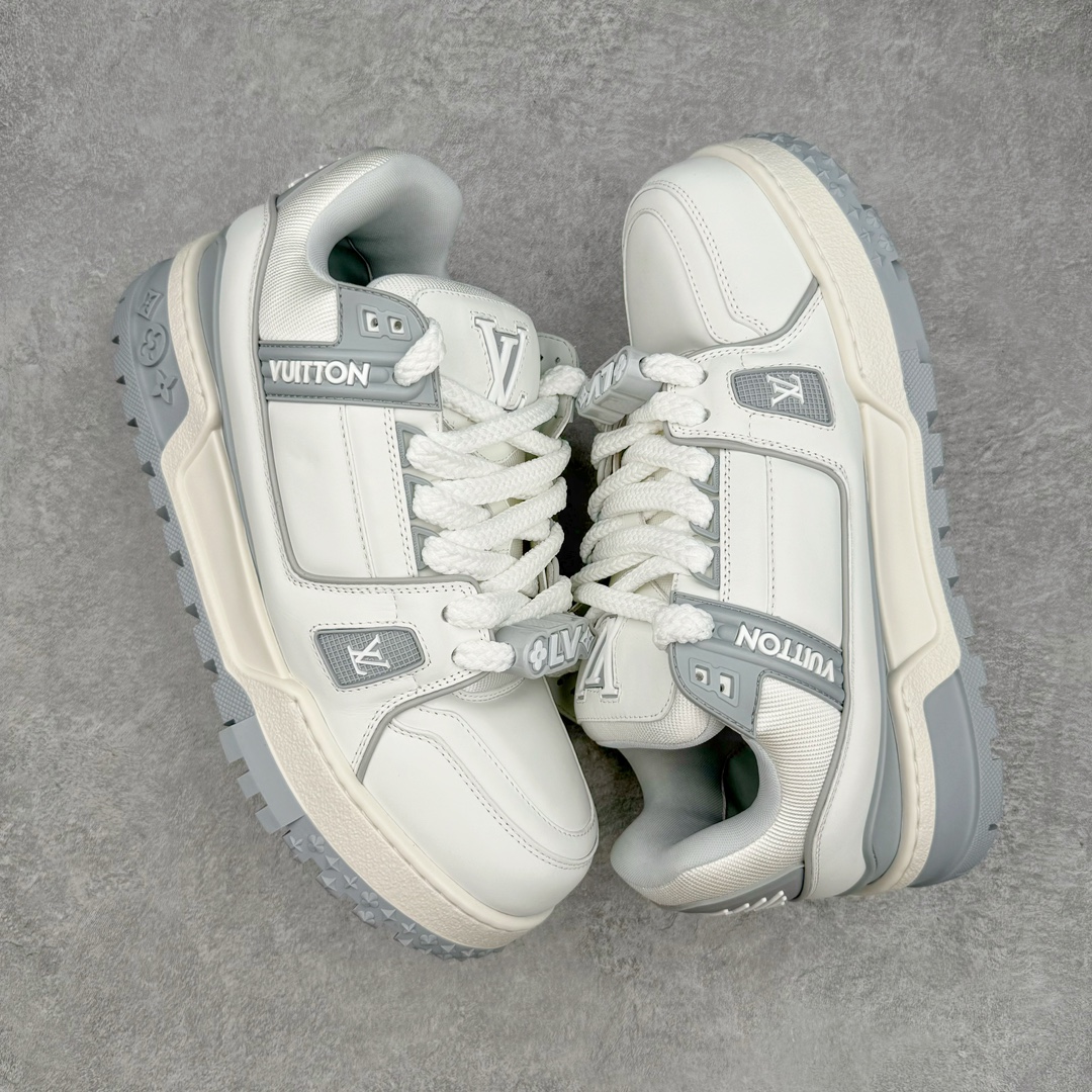 图片[3]-＃GD广顶 Louis Vuitton Trainer Maxi路易威登时装走秀运动时尚板鞋 小胖丁面包鞋 外贸零售特供批次 2023全新纸板数据 印花高频效果碾压市面 市售天花板产物 耗时半年巨作 全套原厂新版原纸板楦头开发 原厂特供皮料加持 市场所有版本中综合最强的货品 GD实力大厂出品 全网最全配色更新最快 最成熟的做工稳定的品控 完美鞋型超高的清洁度 零毛边线头瑕疵 全套原楦原纸版原鞋开模 全网最具灵魂的版型 正确原装黄色鞋盒 正确中底印花 鞋面印花3D高频深度立体 全鞋电脑针车 紧密相连 针距密度一致 环保乳胶注塑鞋垫 厚度脚感还原原版 皮面裁剪部位 统一油边封口工艺 原装橡胶大底含胶量大底组合零偏差 专柜全套包装 防尘袋 说明书 质保卡 男女鞋 尺码：35 36 37 38 39 40 41 42 43 44 45-选品中心