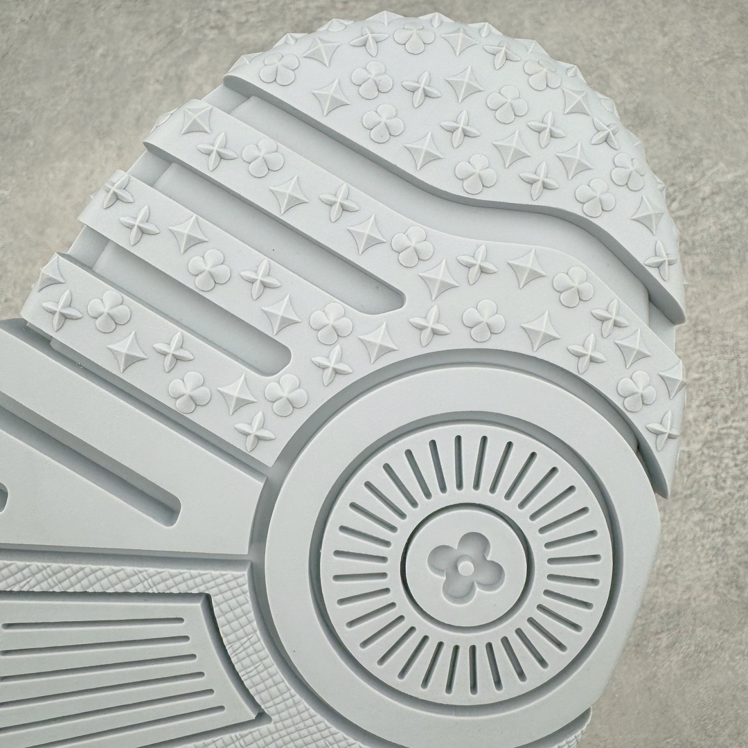 图片[21]-＃GD广顶 Louis Vuitton Trainer Maxi路易威登时装走秀运动时尚板鞋 小胖丁面包鞋 外贸零售特供批次 2023全新纸板数据 印花高频效果碾压市面 市售天花板产物 耗时半年巨作 全套原厂新版原纸板楦头开发 原厂特供皮料加持 市场所有版本中综合最强的货品 GD实力大厂出品 全网最全配色更新最快 最成熟的做工稳定的品控 完美鞋型超高的清洁度 零毛边线头瑕疵 全套原楦原纸版原鞋开模 全网最具灵魂的版型 正确原装黄色鞋盒 正确中底印花 鞋面印花3D高频深度立体 全鞋电脑针车 紧密相连 针距密度一致 环保乳胶注塑鞋垫 厚度脚感还原原版 皮面裁剪部位 统一油边封口工艺 原装橡胶大底含胶量大底组合零偏差 专柜全套包装 防尘袋 说明书 质保卡 男女鞋 尺码：35 36 37 38 39 40 41 42 43 44 45-选品中心