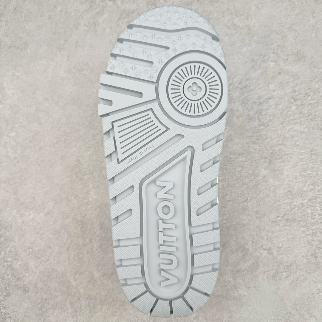 图片[9]-＃GD广顶 Louis Vuitton Trainer Maxi路易威登时装走秀运动时尚板鞋 小胖丁面包鞋 外贸零售特供批次 2023全新纸板数据 印花高频效果碾压市面 市售天花板产物 耗时半年巨作 全套原厂新版原纸板楦头开发 原厂特供皮料加持 市场所有版本中综合最强的货品 GD实力大厂出品 全网最全配色更新最快 最成熟的做工稳定的品控 完美鞋型超高的清洁度 零毛边线头瑕疵 全套原楦原纸版原鞋开模 全网最具灵魂的版型 正确原装黄色鞋盒 正确中底印花 鞋面印花3D高频深度立体 全鞋电脑针车 紧密相连 针距密度一致 环保乳胶注塑鞋垫 厚度脚感还原原版 皮面裁剪部位 统一油边封口工艺 原装橡胶大底含胶量大底组合零偏差 专柜全套包装 防尘袋 说明书 质保卡 男女鞋 尺码：35 36 37 38 39 40 41 42 43 44 45-选品中心