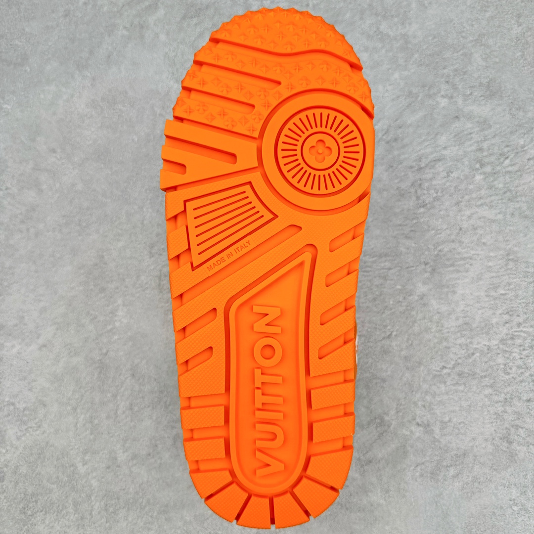 图片[9]-＃GD广顶 Louis Vuitton Trainer Maxi路易威登时装走秀运动时尚板鞋 小胖丁面包鞋 外贸零售特供批次 2023全新纸板数据 印花高频效果碾压市面 市售天花板产物 耗时半年巨作 全套原厂新版原纸板楦头开发 原厂特供皮料加持 市场所有版本中综合最强的货品 GD实力大厂出品 全网最全配色更新最快 最成熟的做工稳定的品控 完美鞋型超高的清洁度 零毛边线头瑕疵 全套原楦原纸版原鞋开模 全网最具灵魂的版型 正确原装黄色鞋盒 正确中底印花 鞋面印花3D高频深度立体 全鞋电脑针车 紧密相连 针距密度一致 环保乳胶注塑鞋垫 厚度脚感还原原版 皮面裁剪部位 统一油边封口工艺 原装橡胶大底含胶量大底组合零偏差 专柜全套包装 防尘袋 说明书 质保卡 男女鞋 尺码：35 36 37 38 39 40 41 42 43 44 45-选品中心