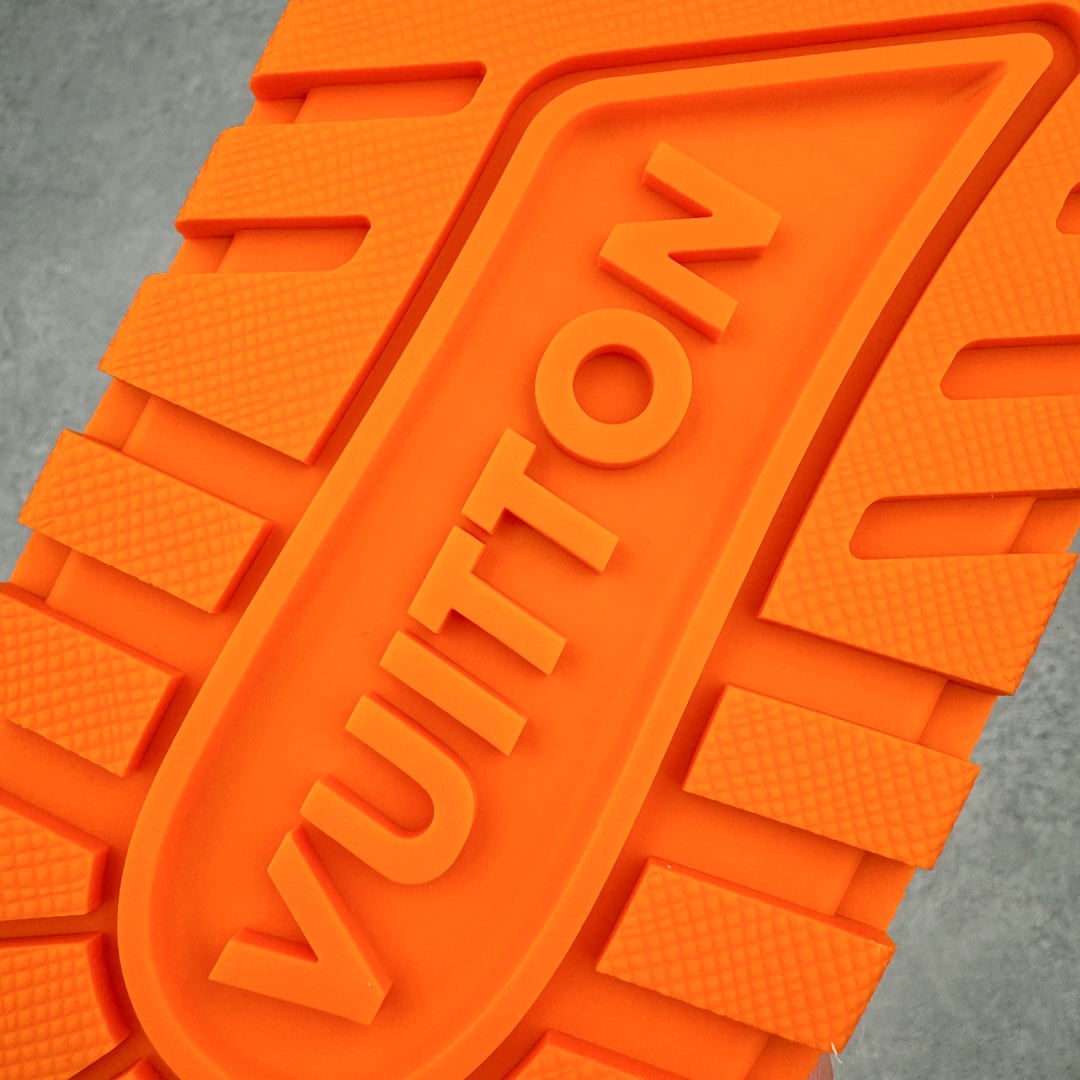 图片[18]-＃GD广顶 Louis Vuitton Trainer Maxi路易威登时装走秀运动时尚板鞋 小胖丁面包鞋 外贸零售特供批次 2023全新纸板数据 印花高频效果碾压市面 市售天花板产物 耗时半年巨作 全套原厂新版原纸板楦头开发 原厂特供皮料加持 市场所有版本中综合最强的货品 GD实力大厂出品 全网最全配色更新最快 最成熟的做工稳定的品控 完美鞋型超高的清洁度 零毛边线头瑕疵 全套原楦原纸版原鞋开模 全网最具灵魂的版型 正确原装黄色鞋盒 正确中底印花 鞋面印花3D高频深度立体 全鞋电脑针车 紧密相连 针距密度一致 环保乳胶注塑鞋垫 厚度脚感还原原版 皮面裁剪部位 统一油边封口工艺 原装橡胶大底含胶量大底组合零偏差 专柜全套包装 防尘袋 说明书 质保卡 男女鞋 尺码：35 36 37 38 39 40 41 42 43 44 45-选品中心