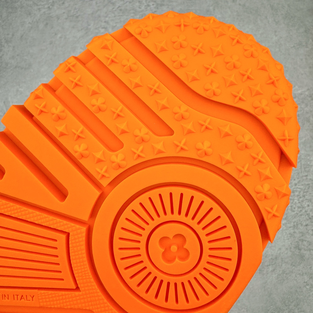 图片[17]-＃GD广顶 Louis Vuitton Trainer Maxi路易威登时装走秀运动时尚板鞋 小胖丁面包鞋 外贸零售特供批次 2023全新纸板数据 印花高频效果碾压市面 市售天花板产物 耗时半年巨作 全套原厂新版原纸板楦头开发 原厂特供皮料加持 市场所有版本中综合最强的货品 GD实力大厂出品 全网最全配色更新最快 最成熟的做工稳定的品控 完美鞋型超高的清洁度 零毛边线头瑕疵 全套原楦原纸版原鞋开模 全网最具灵魂的版型 正确原装黄色鞋盒 正确中底印花 鞋面印花3D高频深度立体 全鞋电脑针车 紧密相连 针距密度一致 环保乳胶注塑鞋垫 厚度脚感还原原版 皮面裁剪部位 统一油边封口工艺 原装橡胶大底含胶量大底组合零偏差 专柜全套包装 防尘袋 说明书 质保卡 男女鞋 尺码：35 36 37 38 39 40 41 42 43 44 45-选品中心