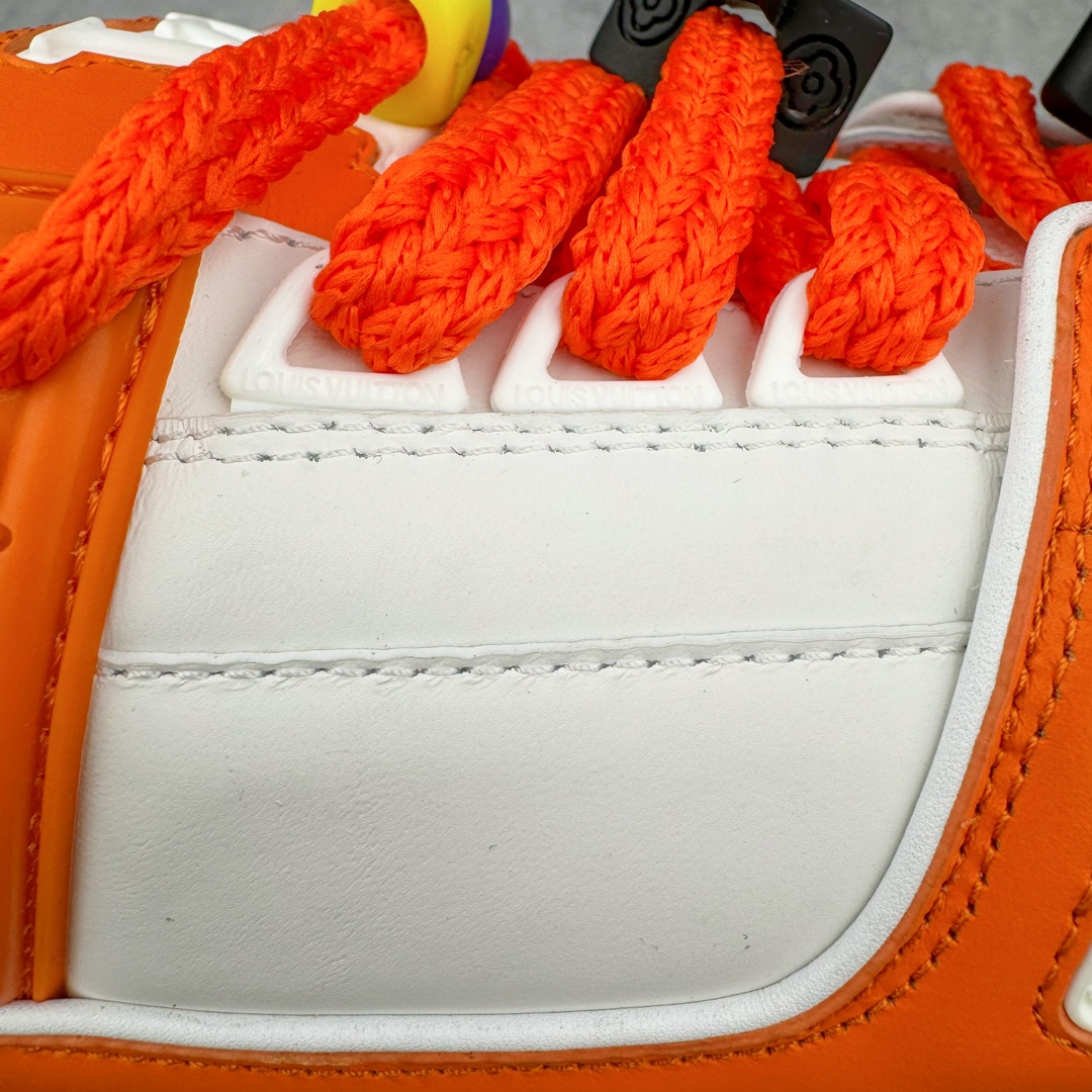 图片[15]-＃GD广顶 Louis Vuitton Trainer Maxi路易威登时装走秀运动时尚板鞋 小胖丁面包鞋 外贸零售特供批次 2023全新纸板数据 印花高频效果碾压市面 市售天花板产物 耗时半年巨作 全套原厂新版原纸板楦头开发 原厂特供皮料加持 市场所有版本中综合最强的货品 GD实力大厂出品 全网最全配色更新最快 最成熟的做工稳定的品控 完美鞋型超高的清洁度 零毛边线头瑕疵 全套原楦原纸版原鞋开模 全网最具灵魂的版型 正确原装黄色鞋盒 正确中底印花 鞋面印花3D高频深度立体 全鞋电脑针车 紧密相连 针距密度一致 环保乳胶注塑鞋垫 厚度脚感还原原版 皮面裁剪部位 统一油边封口工艺 原装橡胶大底含胶量大底组合零偏差 专柜全套包装 防尘袋 说明书 质保卡 男女鞋 尺码：35 36 37 38 39 40 41 42 43 44 45-选品中心