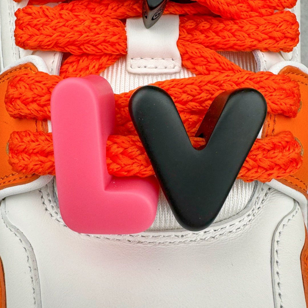 图片[13]-＃GD广顶 Louis Vuitton Trainer Maxi路易威登时装走秀运动时尚板鞋 小胖丁面包鞋 外贸零售特供批次 2023全新纸板数据 印花高频效果碾压市面 市售天花板产物 耗时半年巨作 全套原厂新版原纸板楦头开发 原厂特供皮料加持 市场所有版本中综合最强的货品 GD实力大厂出品 全网最全配色更新最快 最成熟的做工稳定的品控 完美鞋型超高的清洁度 零毛边线头瑕疵 全套原楦原纸版原鞋开模 全网最具灵魂的版型 正确原装黄色鞋盒 正确中底印花 鞋面印花3D高频深度立体 全鞋电脑针车 紧密相连 针距密度一致 环保乳胶注塑鞋垫 厚度脚感还原原版 皮面裁剪部位 统一油边封口工艺 原装橡胶大底含胶量大底组合零偏差 专柜全套包装 防尘袋 说明书 质保卡 男女鞋 尺码：35 36 37 38 39 40 41 42 43 44 45-选品中心